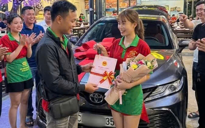 Nam nhân viên trúng độc đắc 18 tỉ đồng tiếp tục gây bất ngờ khi tặng ô tô cho em gái chủ quán