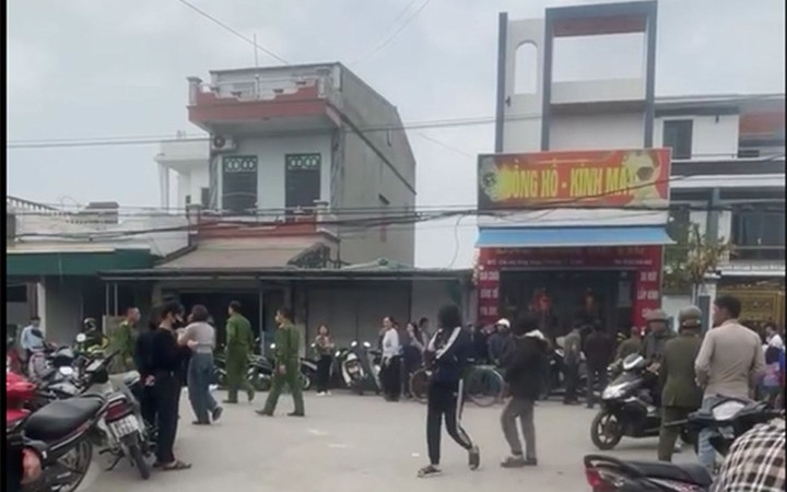 Chồng nổ súng giết vợ, dùng dao đâm tử vong 1 người đàn ông rồi tự sát