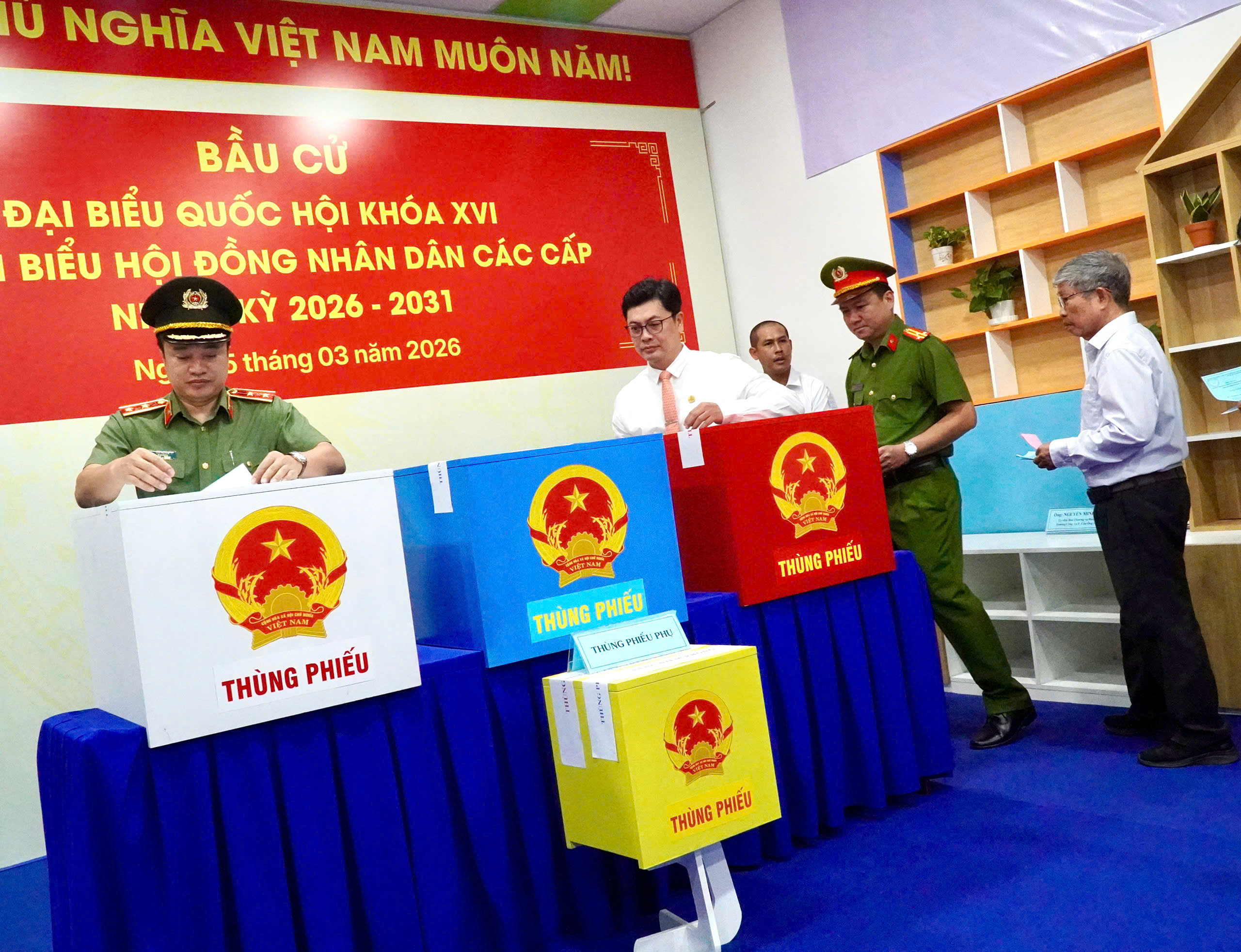 Công an TPHCM tham gia bầu cử - Ảnh 5.