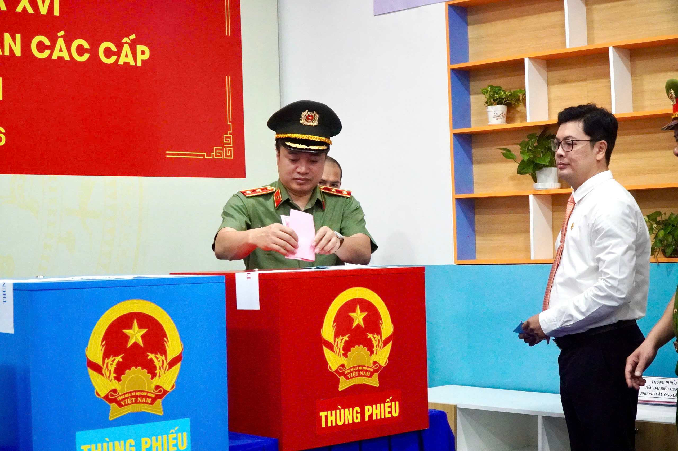 Công an TPHCM tham gia bầu cử - Ảnh 7.