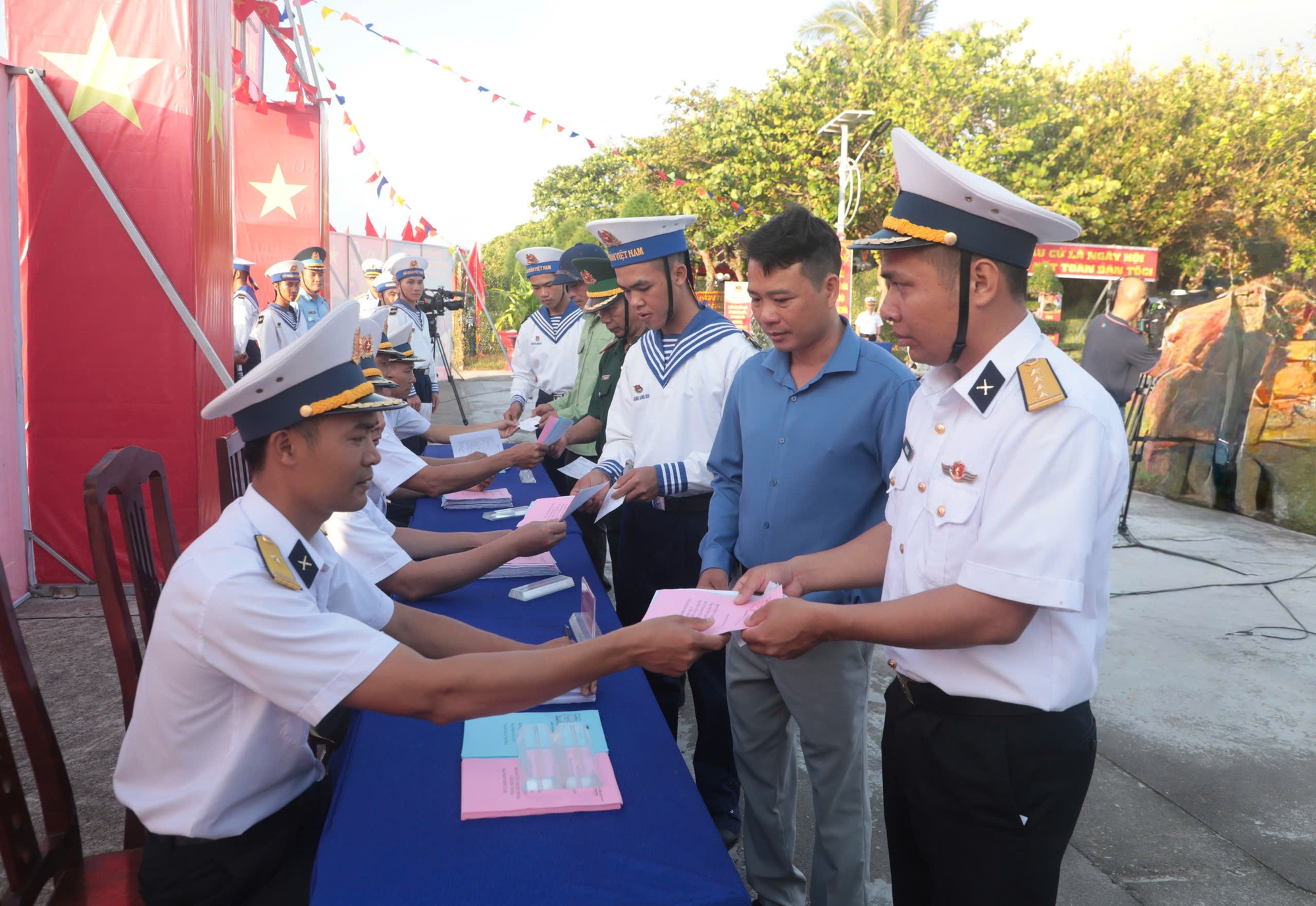 Thi&ecirc;ng li&ecirc;ng Ng&agrave;y hội non s&ocirc;ng ở đặc khu Trường Sa - Ảnh 2.