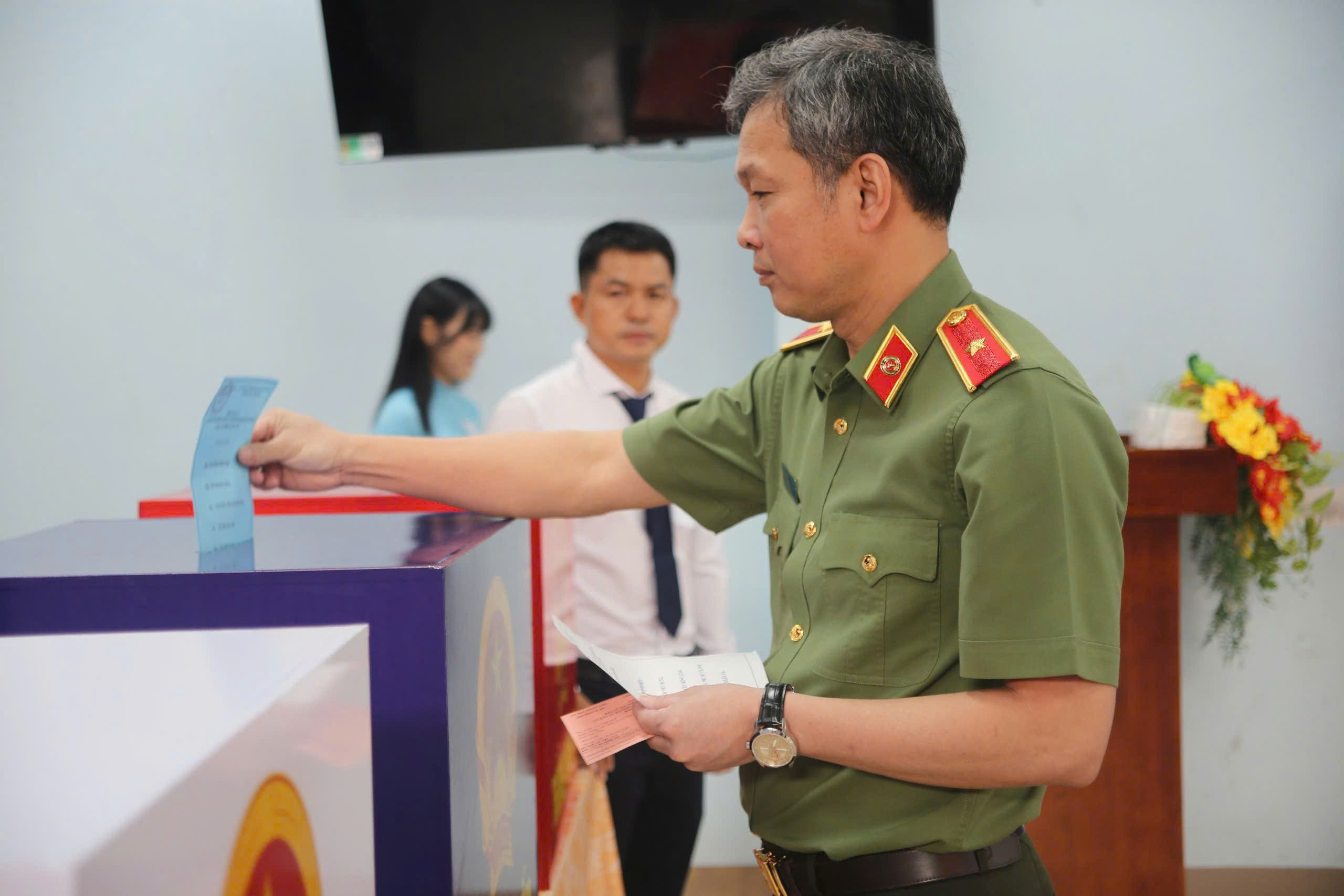 Công an TPHCM tham gia bầu cử - Ảnh 8.