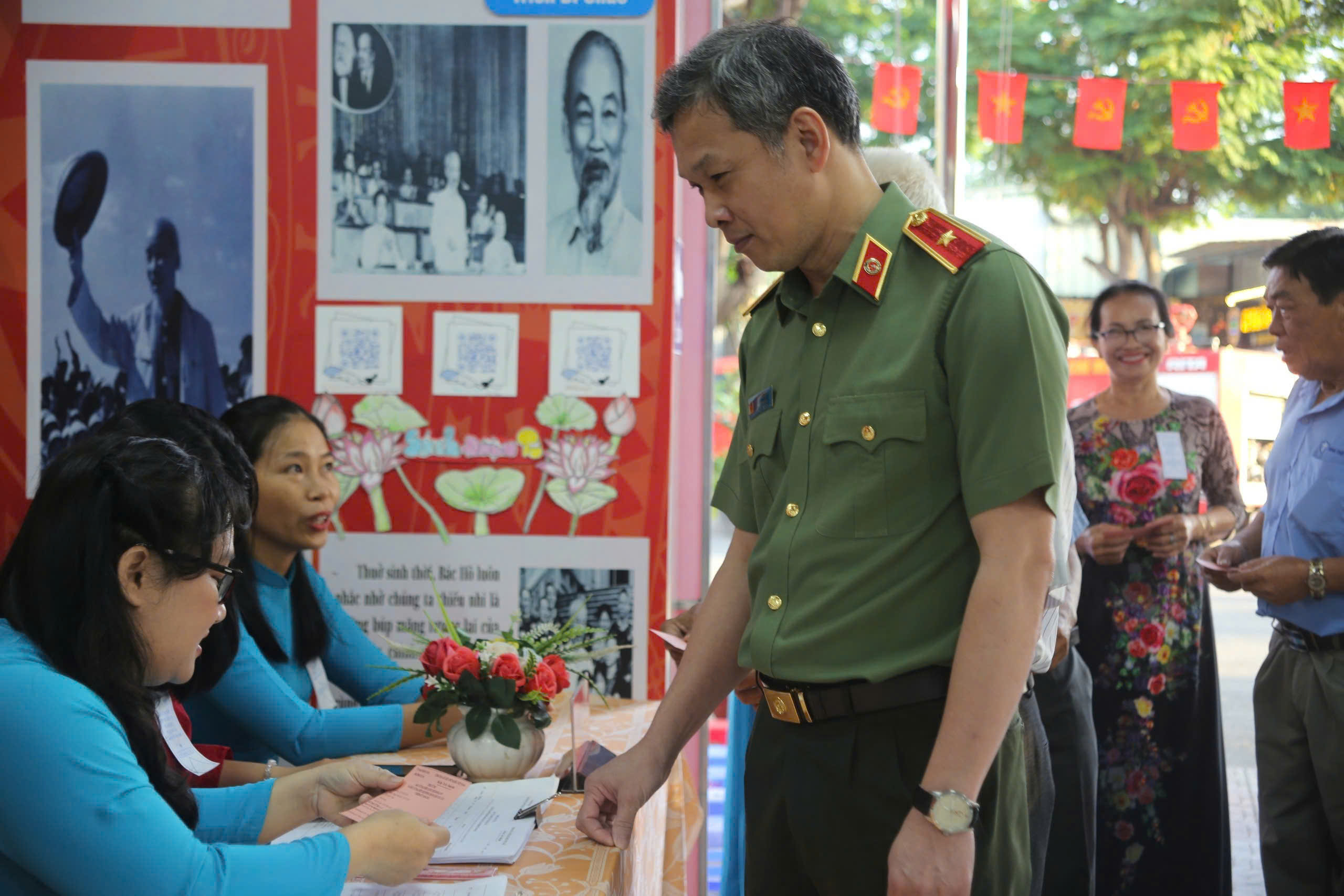 Công an TPHCM tham gia bầu cử - Ảnh 9.