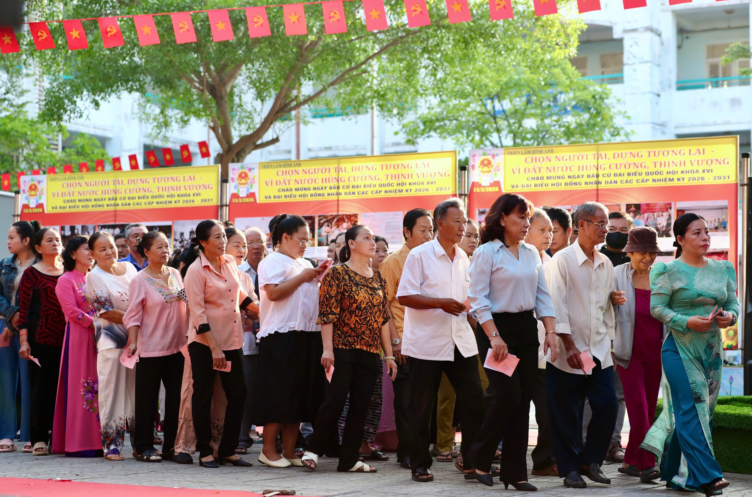 Chủ tịch Quốc hội, Bí thư Thành ủy TPHCM bỏ phiếu bầu cử tại xã Hóc Môn - Ảnh 11.