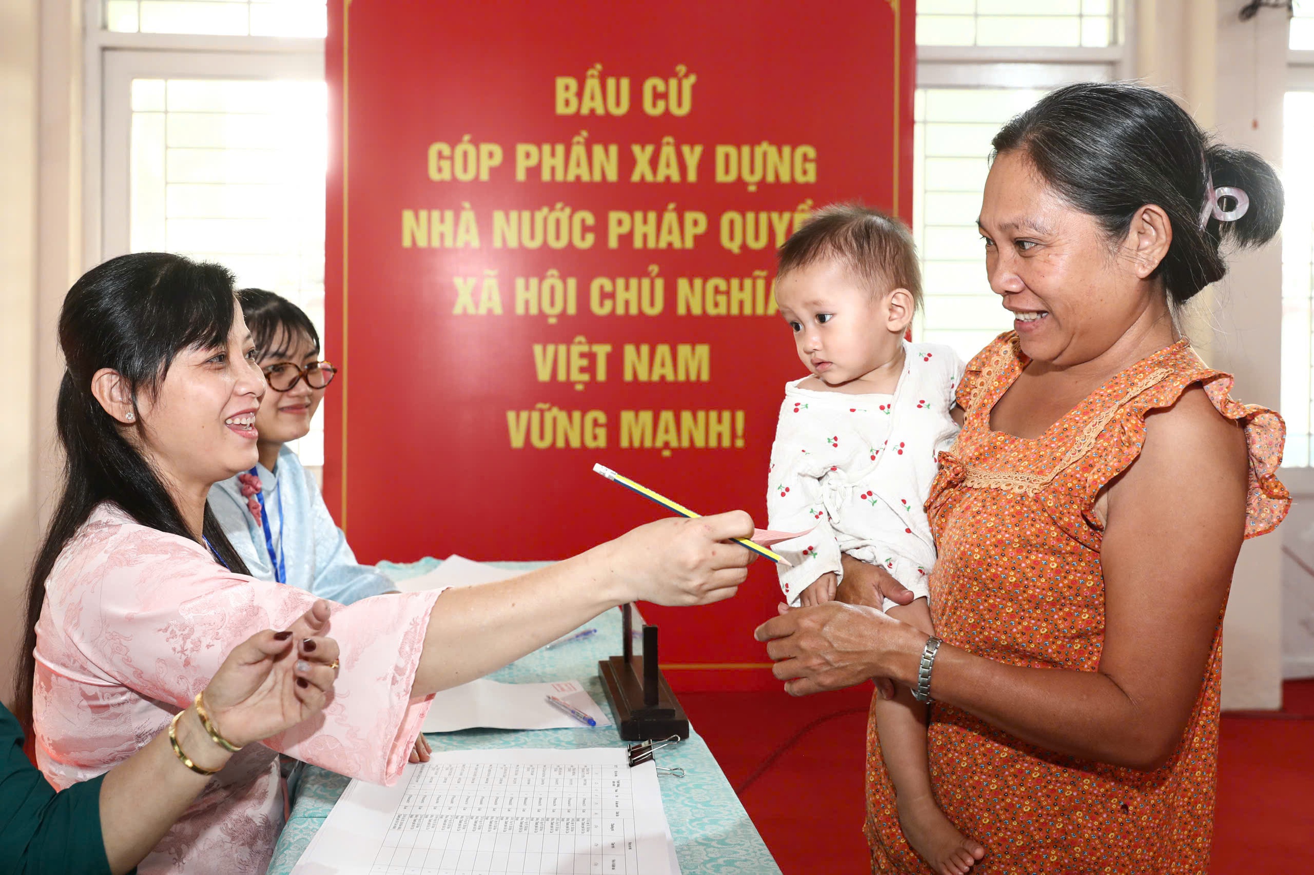 Chủ tịch Quốc hội, Bí thư Thành ủy TPHCM bỏ phiếu bầu cử tại xã Hóc Môn - Ảnh 12.