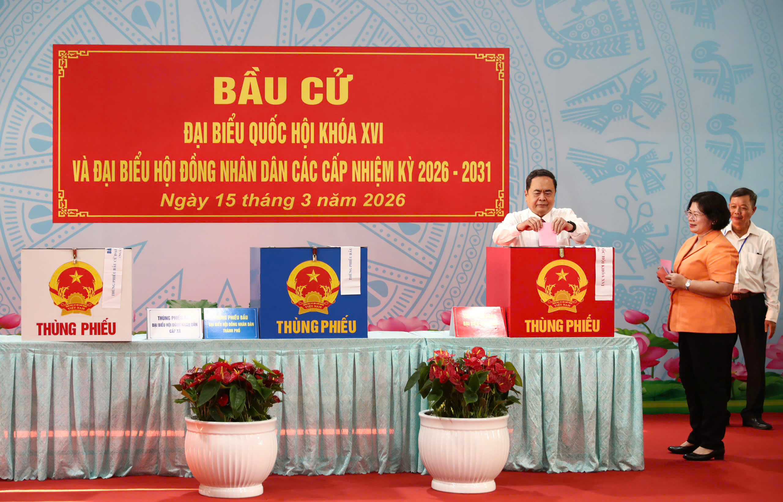 Chủ tịch Quốc hội, Bí thư Thành ủy TPHCM bỏ phiếu bầu cử tại xã Hóc Môn - Ảnh 4.