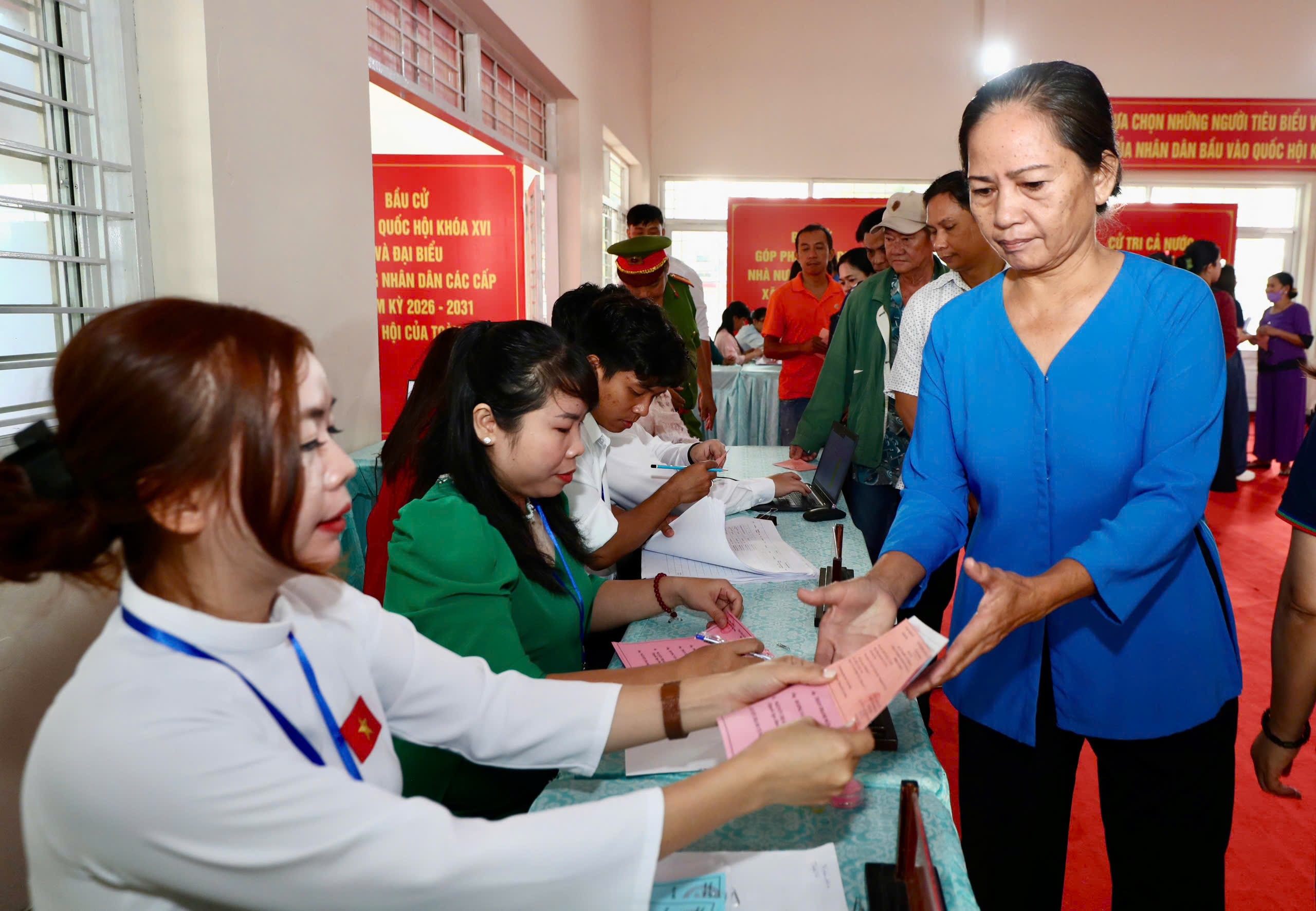 Chủ tịch Quốc hội, Bí thư Thành ủy TPHCM bỏ phiếu bầu cử tại xã Hóc Môn - Ảnh 13.