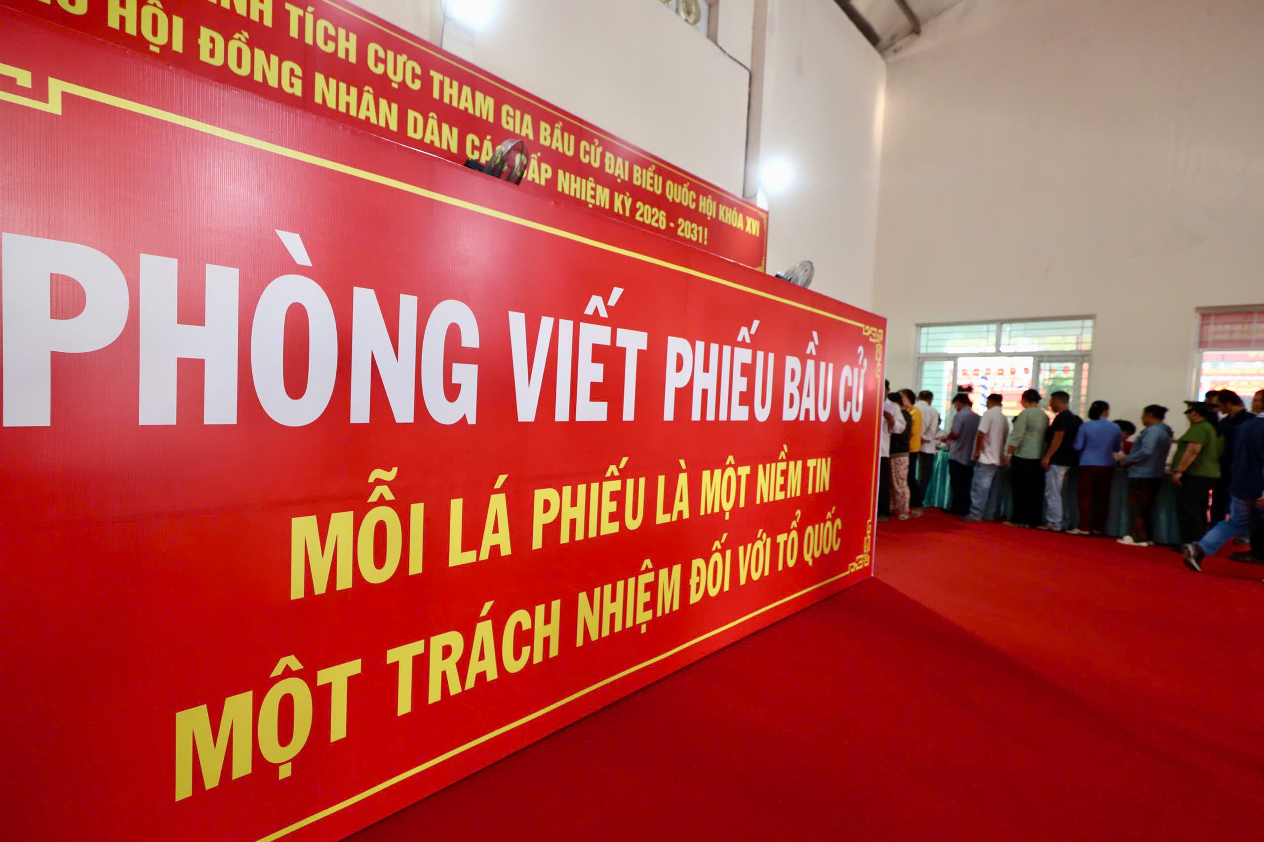 Chủ tịch Quốc hội, Bí thư Thành ủy TPHCM bỏ phiếu bầu cử tại xã Hóc Môn - Ảnh 16.