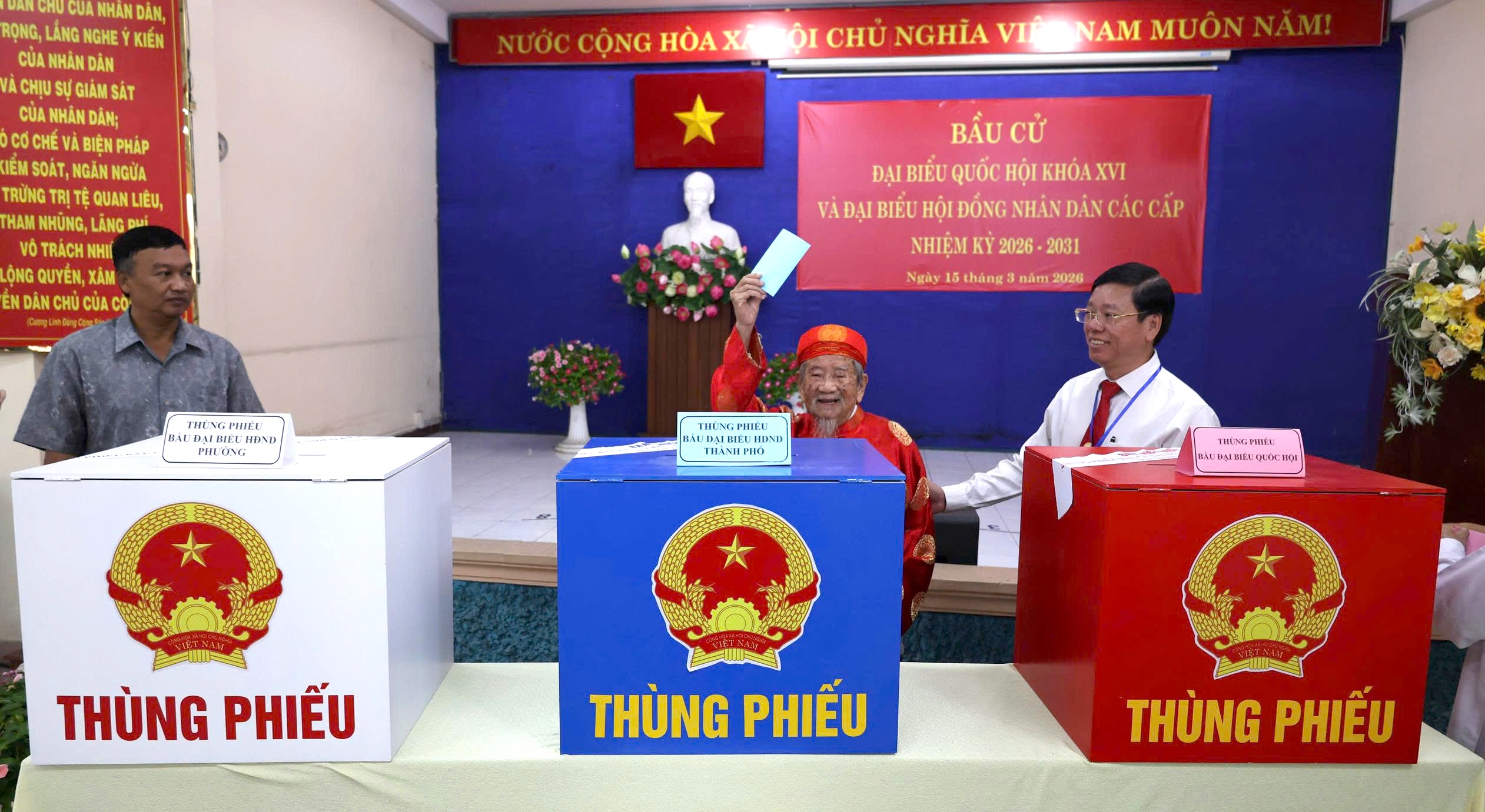 H&igrave;nh ảnh x&uacute;c động: Nh&agrave; nghi&ecirc;u cứu Nguyễn Đ&igrave;nh Tư 106 tuổi trong &aacute;o d&agrave;i đỏ đi bầu cử - Ảnh 5.