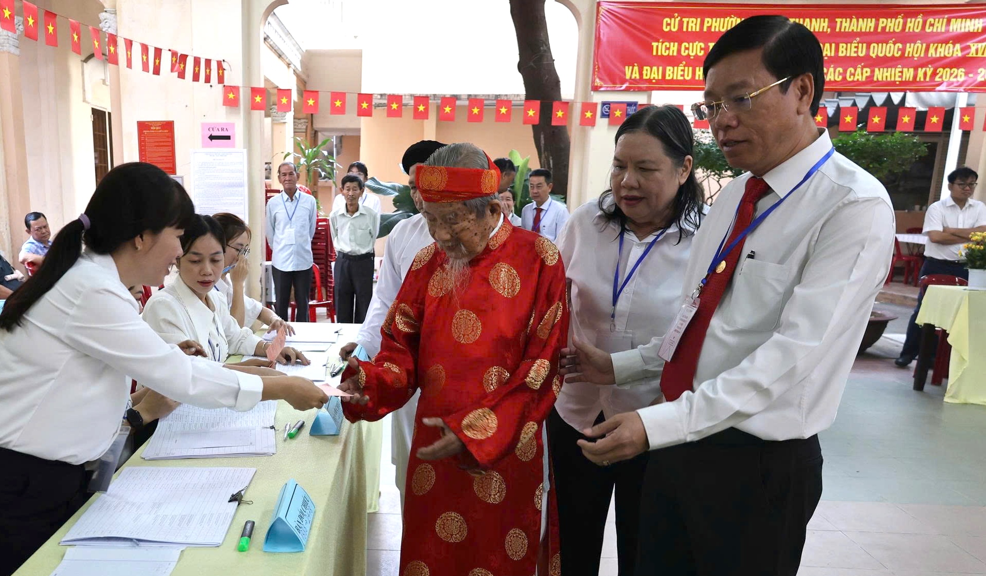 H&igrave;nh ảnh x&uacute;c động: Nh&agrave; nghi&ecirc;u cứu Nguyễn Đ&igrave;nh Tư 106 tuổi trong &aacute;o d&agrave;i đỏ đi bầu cử - Ảnh 3.