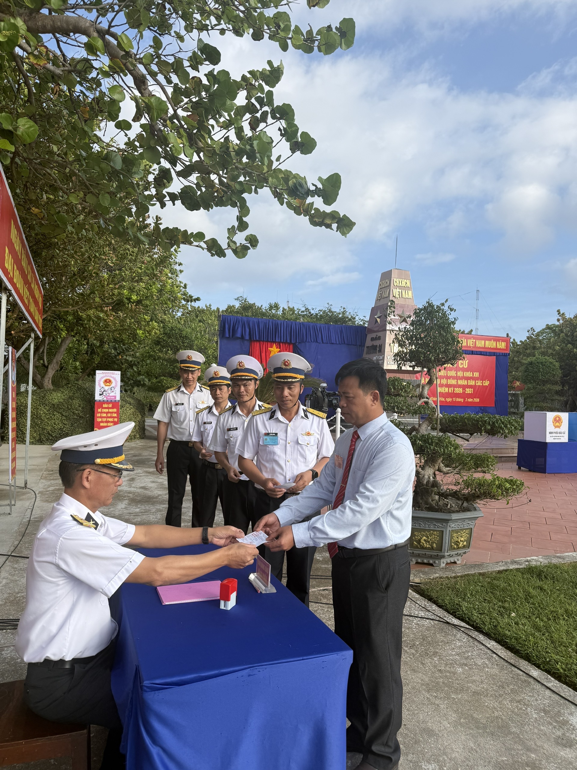 Thi&ecirc;ng li&ecirc;ng Ng&agrave;y hội non s&ocirc;ng ở đặc khu Trường Sa - Ảnh 6.