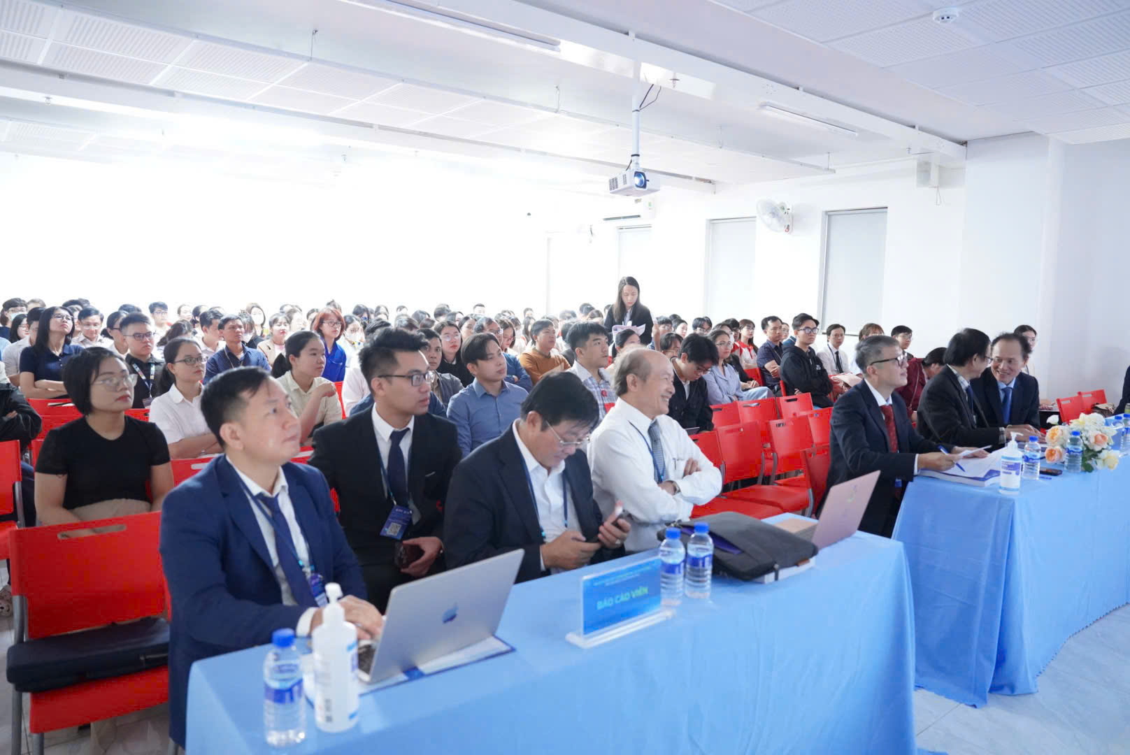 Hơn 100 báo cáo khoa học chuyên sâu chia sẻ tri thức y khoa hiện đại - Ảnh 1.
