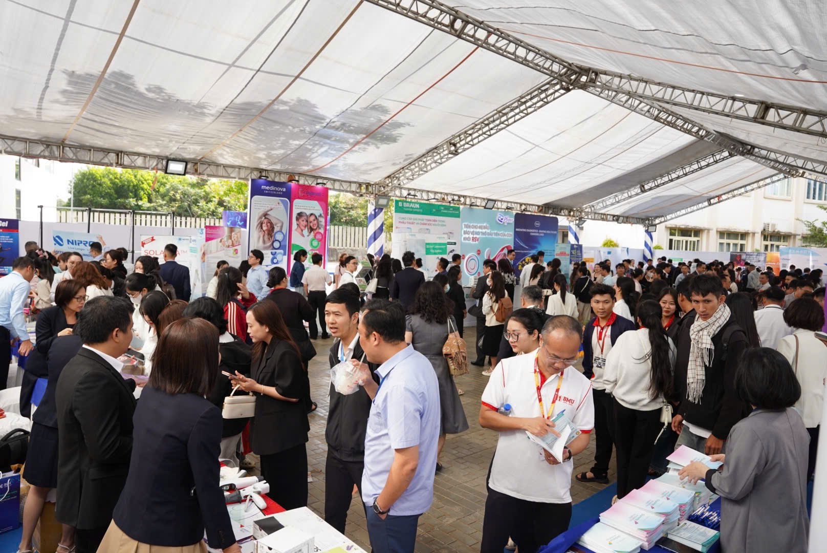 Hơn 100 báo cáo khoa học chuyên sâu chia sẻ tri thức y khoa hiện đại - Ảnh 3.