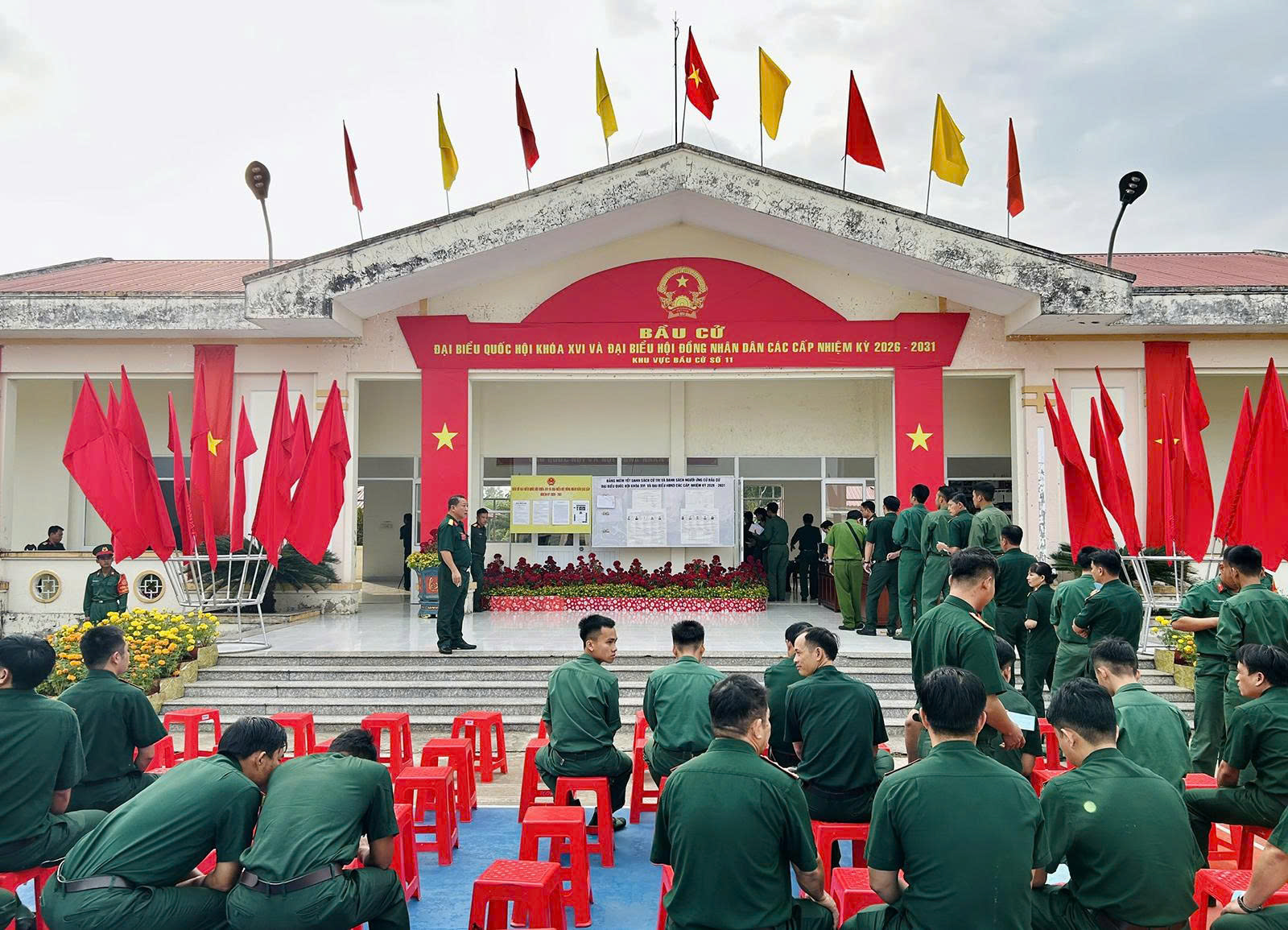 CLIP: Rộn ràng ngày bầu cử tại Cần Thơ, Vĩnh Long, An Giang, Tây Ninh - Ảnh 25.