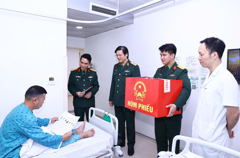 Nguyên Phó chủ tịch nước Nguyễn Thị bình bầu cử đại biểu Quốc hội 2026 tại Hà Nội - Ảnh 9.