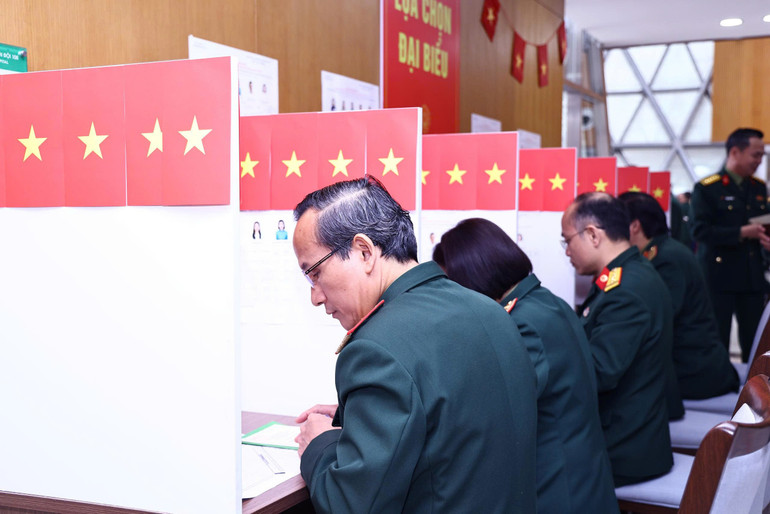 Nguyên Phó chủ tịch nước Nguyễn Thị bình bầu cử đại biểu Quốc hội 2026 tại Hà Nội - Ảnh 5.
