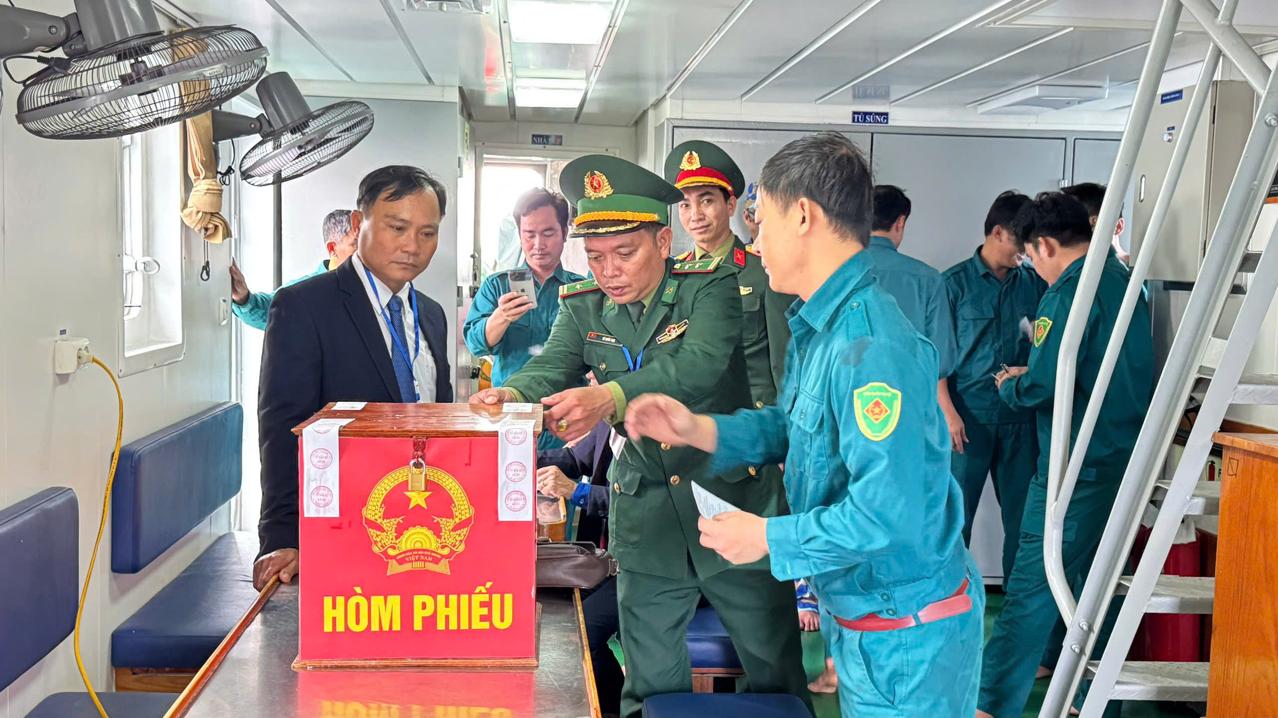 Cử tri v&atilde;ng lai bầu cử tr&ecirc;n biển: H&ograve;m phiếu Vượt s&oacute;ng lớn tại Cồn Cỏ 2026 - Ảnh 3.