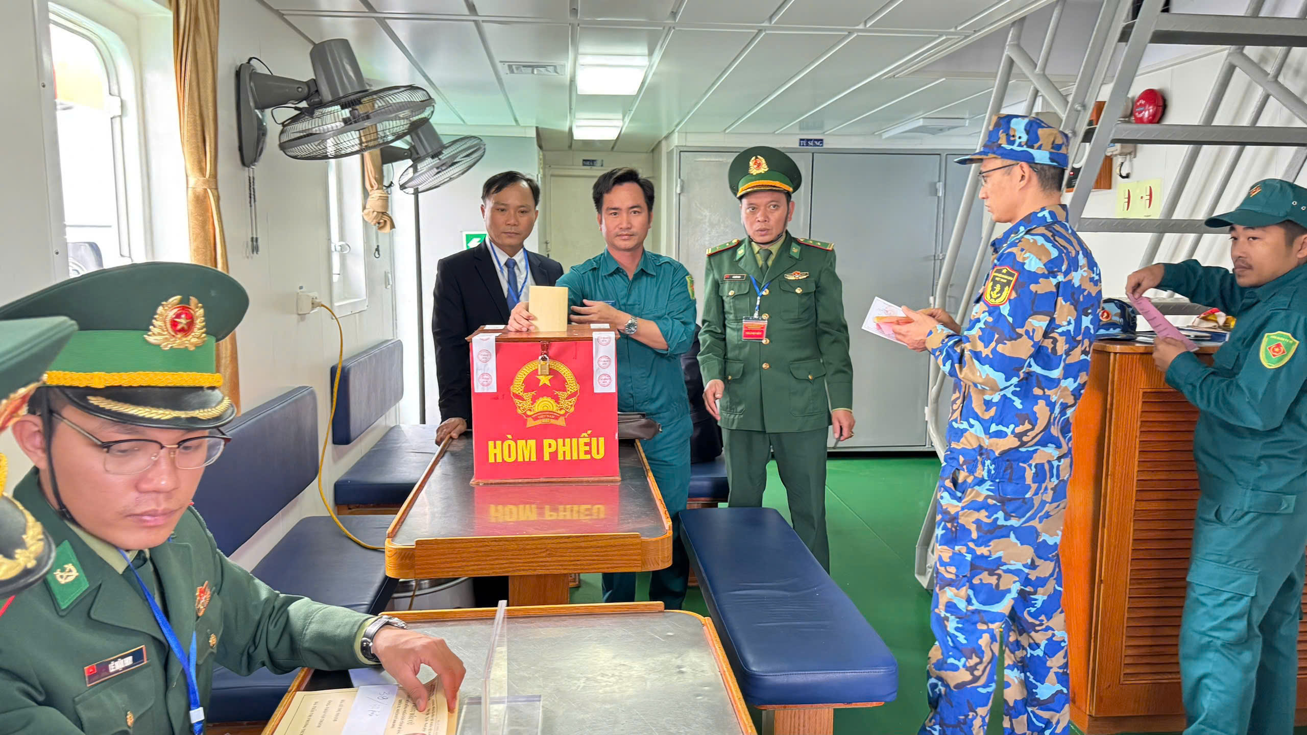 Cử tri v&atilde;ng lai bầu cử tr&ecirc;n biển: H&ograve;m phiếu Vượt s&oacute;ng lớn tại Cồn Cỏ 2026 - Ảnh 2.