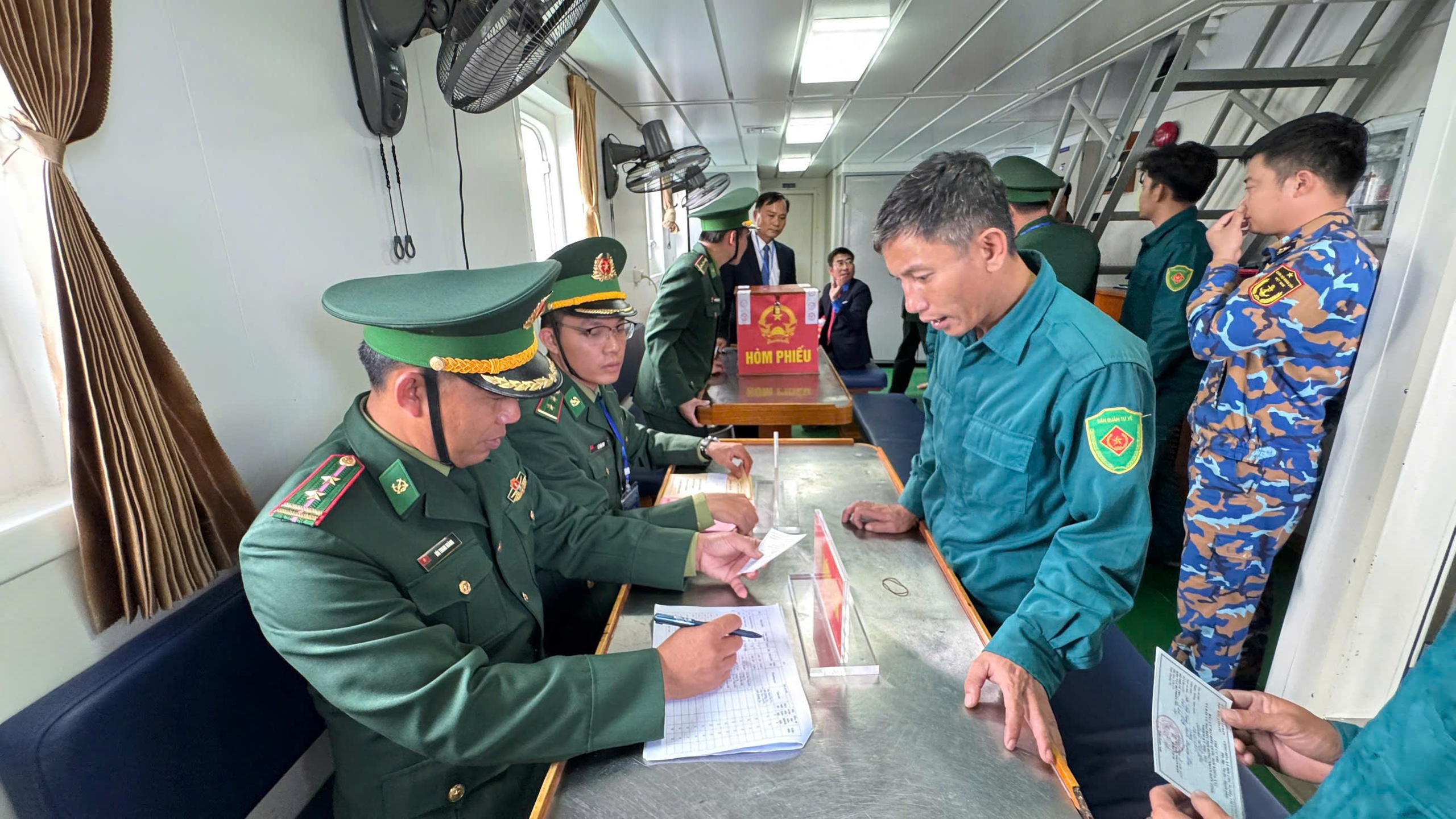 Cử tri v&atilde;ng lai bầu cử tr&ecirc;n biển: H&ograve;m phiếu Vượt s&oacute;ng lớn tại Cồn Cỏ 2026 - Ảnh 1.
