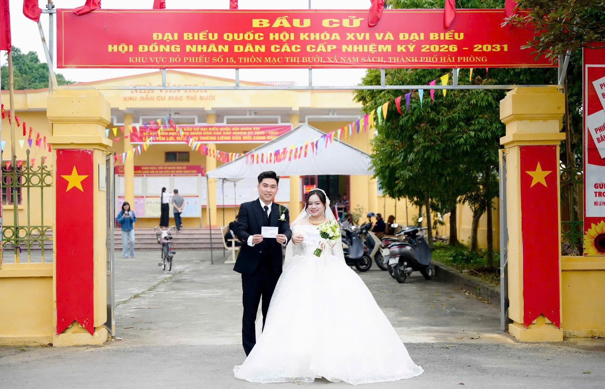 Cô dâu chú rể mặc áo cưới đi bầu cử trong ngày cưới 2026 - Ảnh 1.