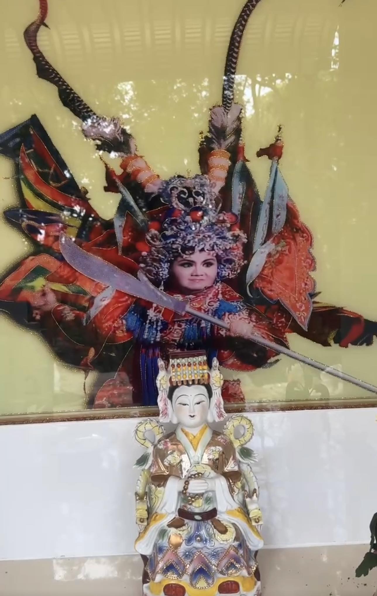 Việc t&ugrave;y tiện lấy h&igrave;nh NSƯT T&uacute; Sương đặt l&ecirc;n b&agrave;n thờ: C&ocirc;ng an phường ở An Giang đ&atilde; xử l&yacute; - Ảnh 2.