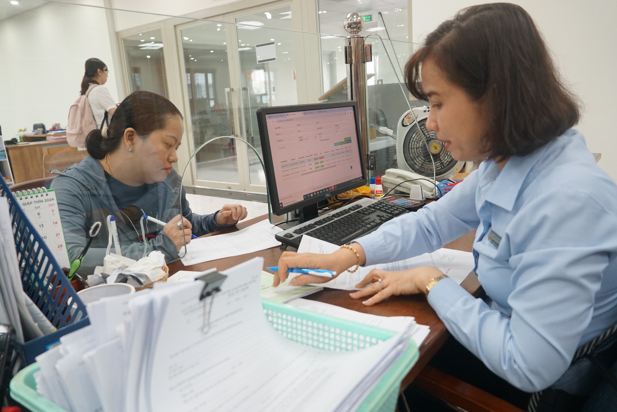 Gắn m&aacute;c &ldquo;thưởng&rdquo; để n&eacute; đ&oacute;ng BHXH - Ảnh 2.