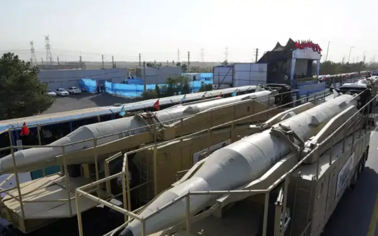 Iran đổi chiến thuật, Mỹ - Israel chạy đua tìm diệt kho tên lửa - Ảnh 2.