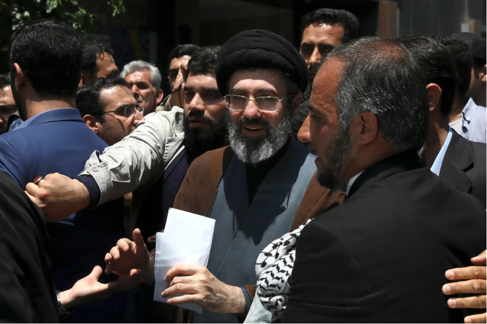 &ldquo;&Yacute; ch&uacute;a&rdquo; gi&uacute;p t&acirc;n l&atilde;nh tụ tối cao Iran tho&aacute;t chết trong gang tấc - Ảnh 1.