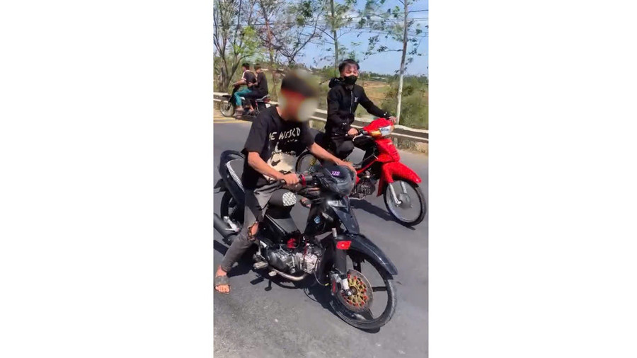 Gia Lai: Truy t&igrave;m nh&oacute;m thanh ni&ecirc;n &ldquo;đua k&eacute;o&rdquo;, nẹt p&ocirc; tr&ecirc;n đường Trường Sơn Đ&ocirc;ng - Ảnh 1.