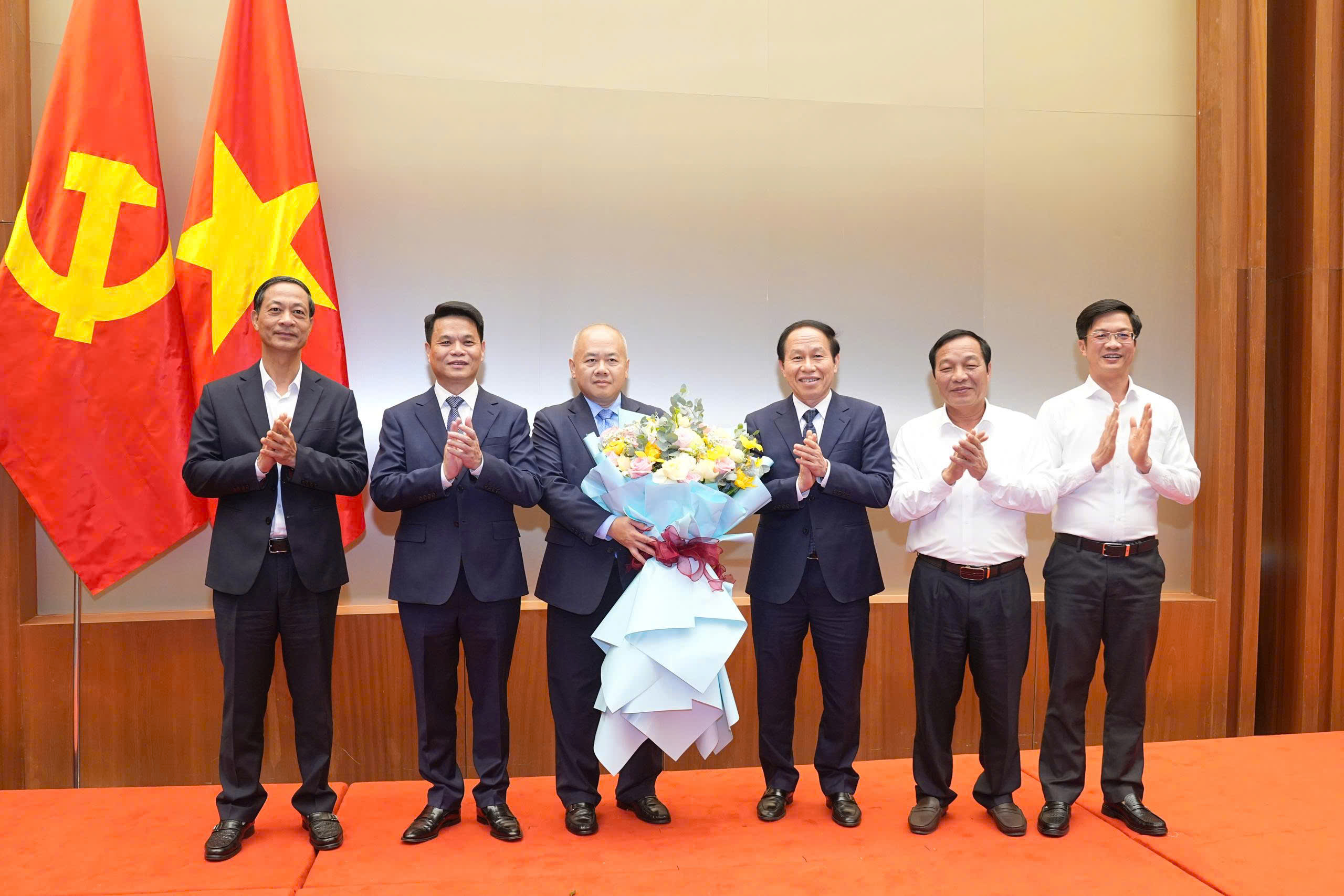 &Ocirc;ng Đỗ Th&agrave;nh Trung giữ chức Ph&oacute; B&iacute; thư Th&agrave;nh ủy Hải Ph&ograve;ng nhiệm kỳ 2025 - 2030 - Ảnh 3.