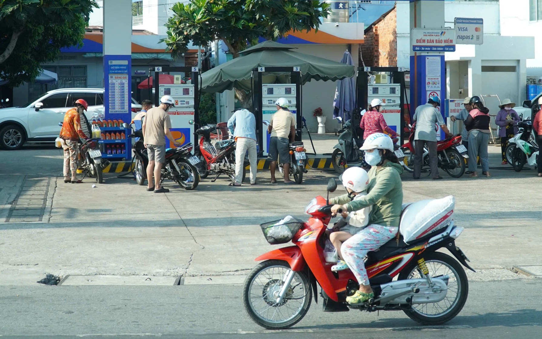 Chặn đứng hàng trăm vụ buôn lậu xăng dầu , vàng qua biên giới Tây Ninh năm 2026 - Ảnh 1.
