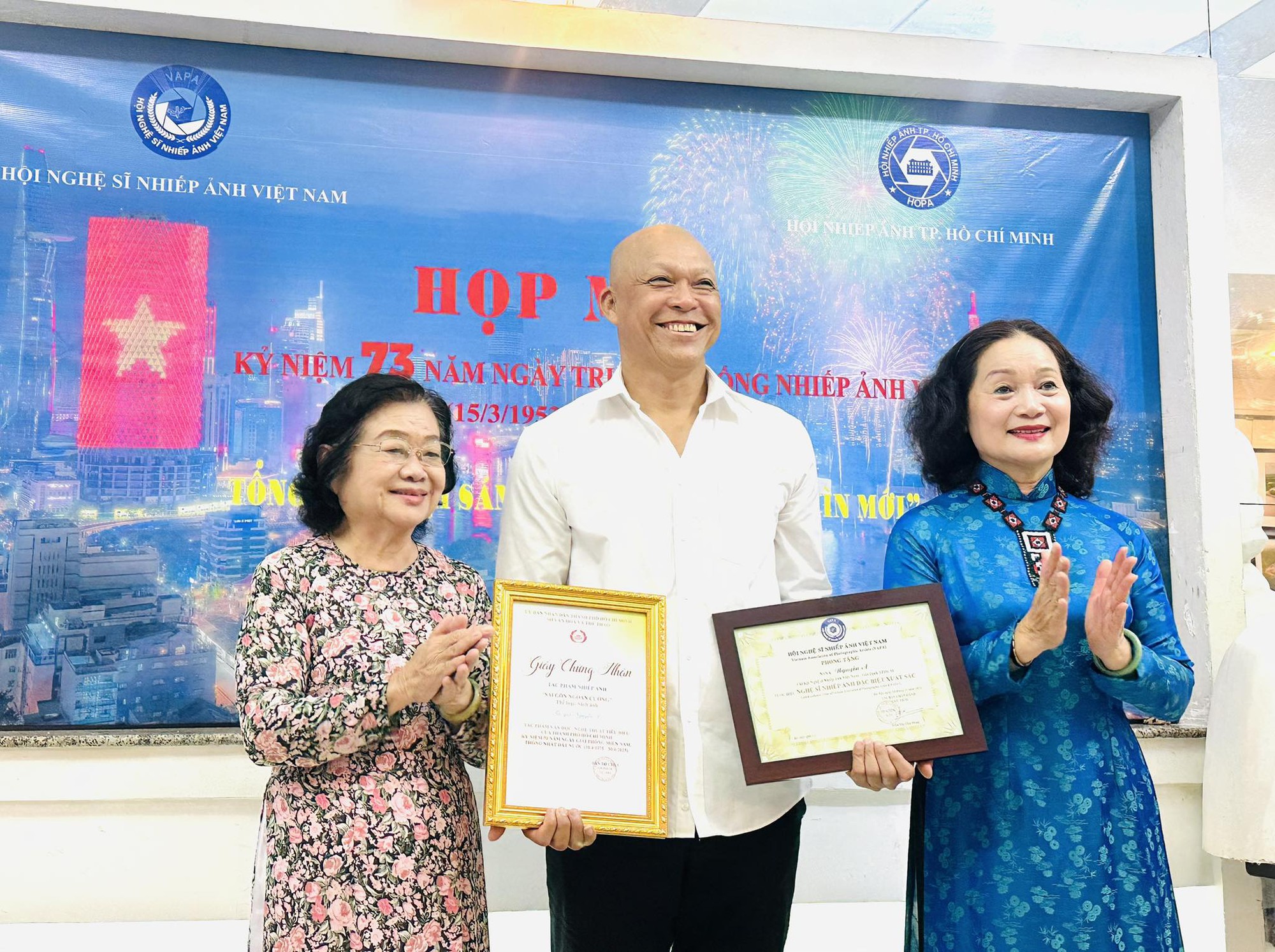 Nguyễn Á nhận tước hiệu Nghệ sĩ Nhiếp ảnh đặc biệt xuất sắc E.VAPA/G Hội Nghệ sĩ Nhiếp ảnh Việt Nam - Ảnh 1.
