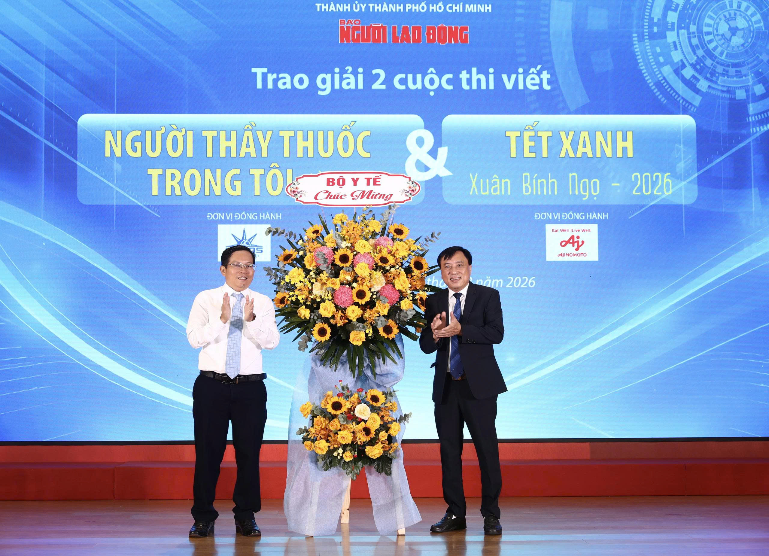 TRAO GIẢI CUỘC THI VIẾT “NGƯỜI THẦY THUỐC TRONG TÔI” LẦN 4: Thầm lặng cống hiến không mệt mỏi - Ảnh 2.