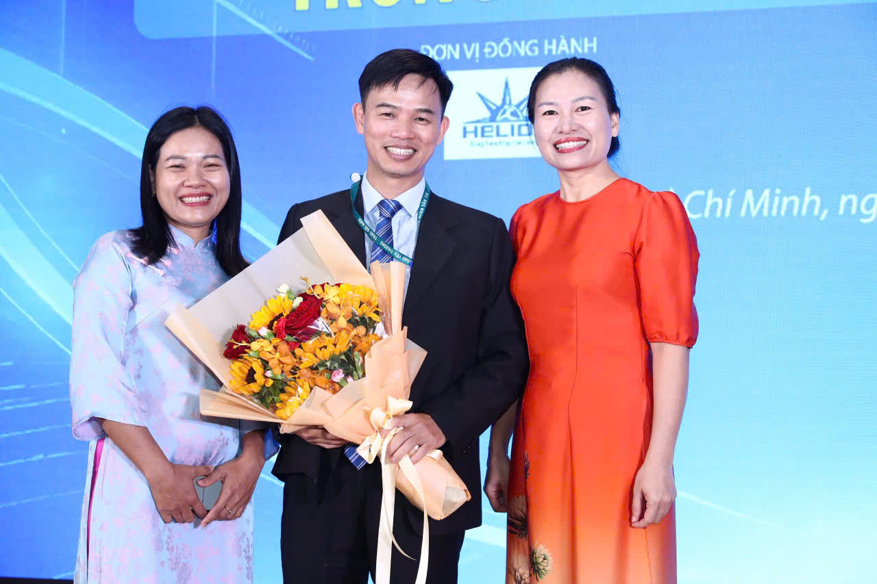 TRAO GIẢI CUỘC THI VIẾT “NGƯỜI THẦY THUỐC TRONG TÔI”: Cuộc gặp gỡ xúc động giữa bác sĩ - bệnh nhân - Ảnh 1.