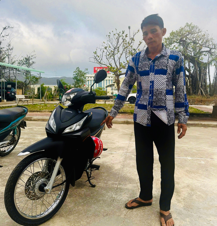 Bắt đối tượng đột nhập nghĩa trang liệt sĩ trộm cắp t&agrave;i sản - Ảnh 1.