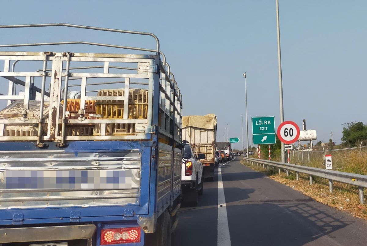 Ùn tắc tại trạm ETC đường cao tốc, Lâm Đồng đề nghị khắc phục ngay - Ảnh 1.