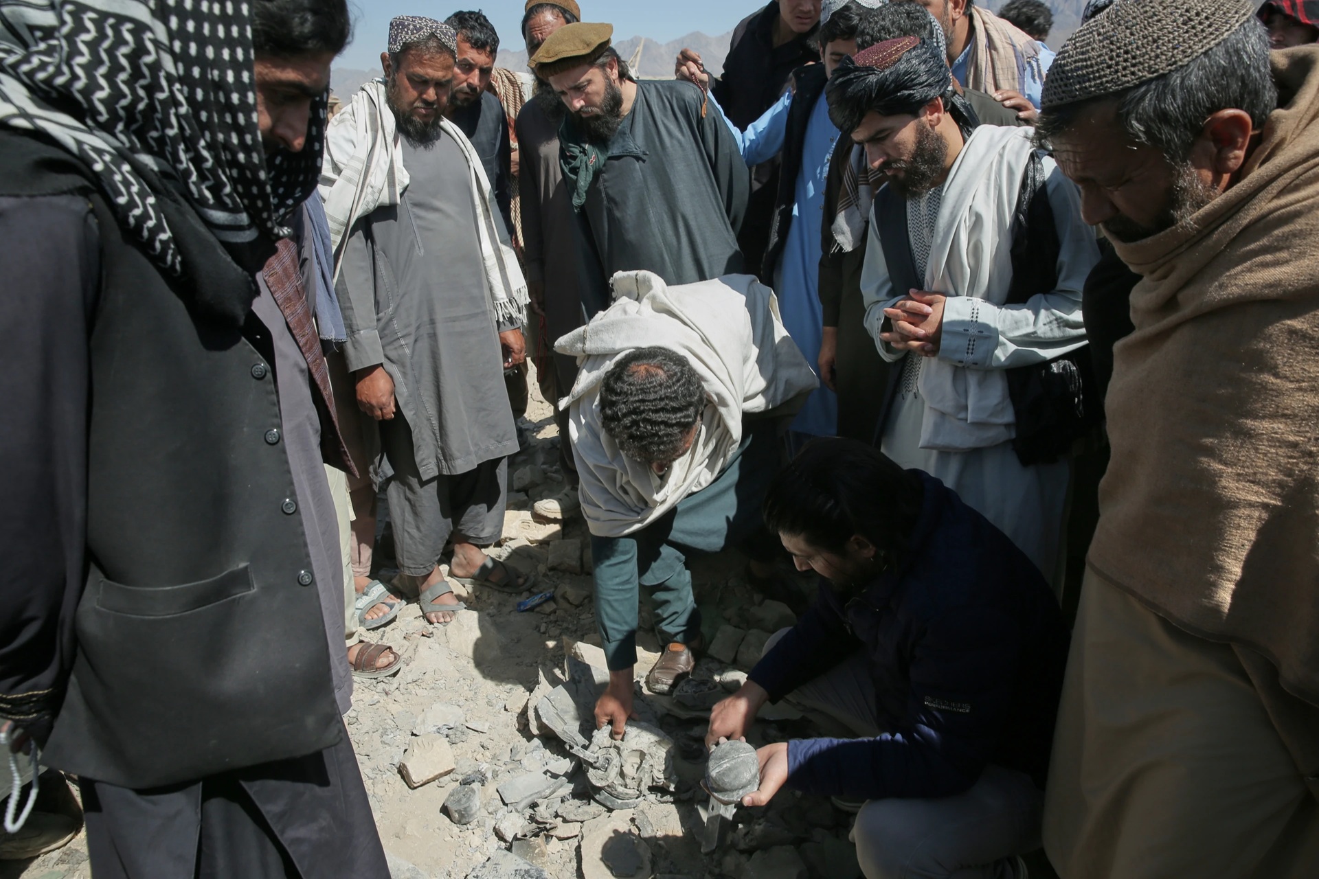 Bệnh viện ở thủ đô Afghanistan hứng không kích, 400 người thiệt mạng - Ảnh 2.