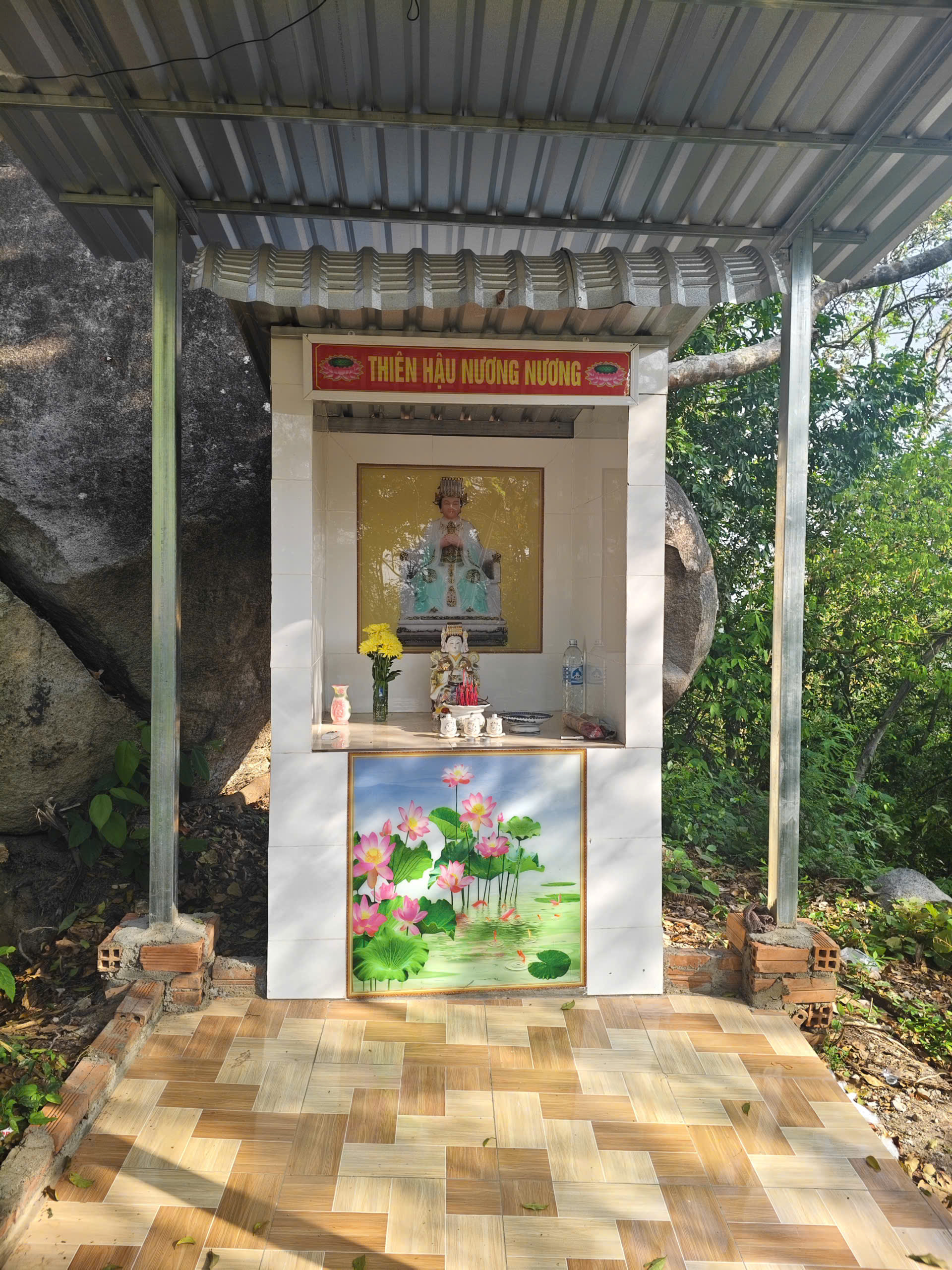 Việc t&ugrave;y tiện lấy h&igrave;nh NSƯT T&uacute; Sương đặt l&ecirc;n b&agrave;n thờ: C&ocirc;ng an phường ở An Giang đ&atilde; xử l&yacute; - Ảnh 3.