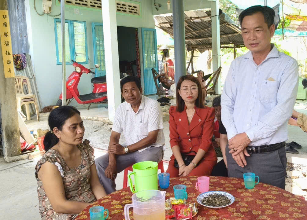 Thăm hỏi, động vi&ecirc;n gia đ&igrave;nh 2 nạn nh&acirc;n tử vong do điện giật ở C&agrave; Mau - Ảnh 1.