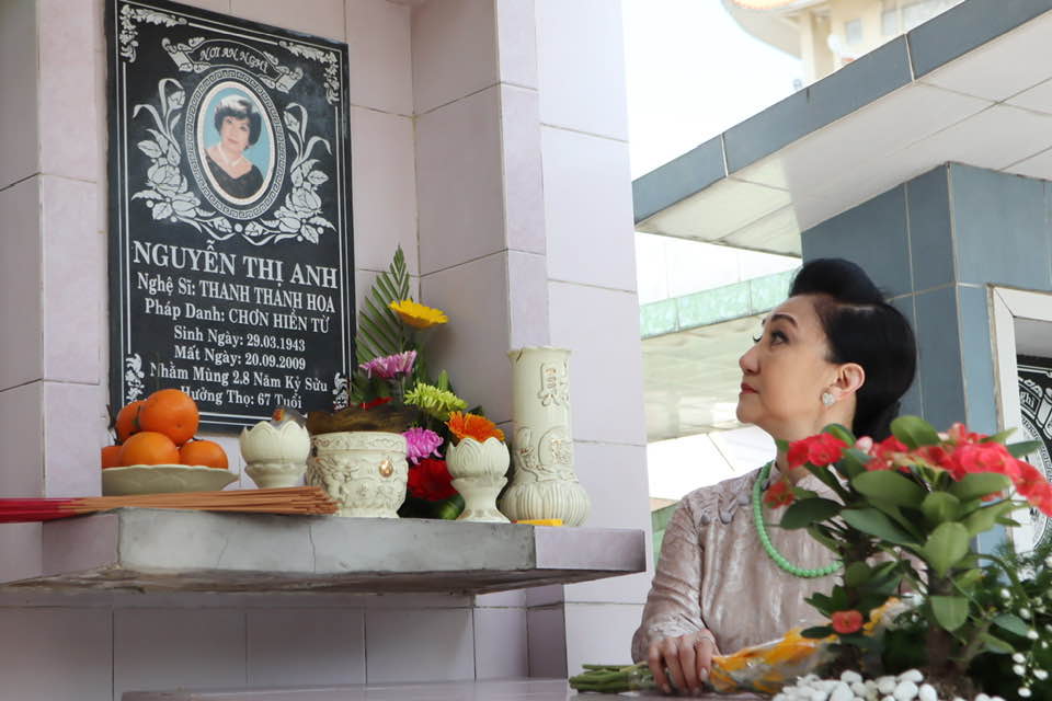 NSƯT Thanh Thanh T&acirc;m viếng mộ Vũ Linh, thắp hương tri &acirc;n c&aacute;c nghệ sĩ tiền bối - Ảnh 5.