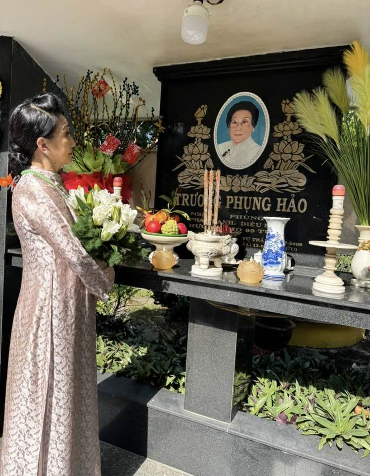 NSƯT Thanh Thanh T&acirc;m viếng mộ Vũ Linh, thắp hương tri &acirc;n c&aacute;c nghệ sĩ tiền bối - Ảnh 2.
