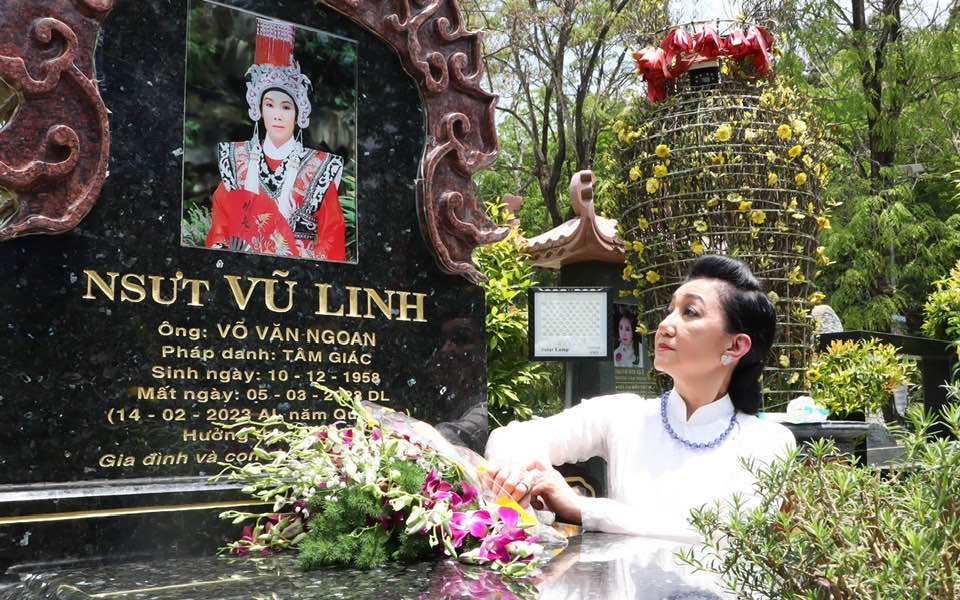 NSƯT Thanh Thanh Tâm viếng mộ Vũ Linh, thắp hương tri ân các tiền bối