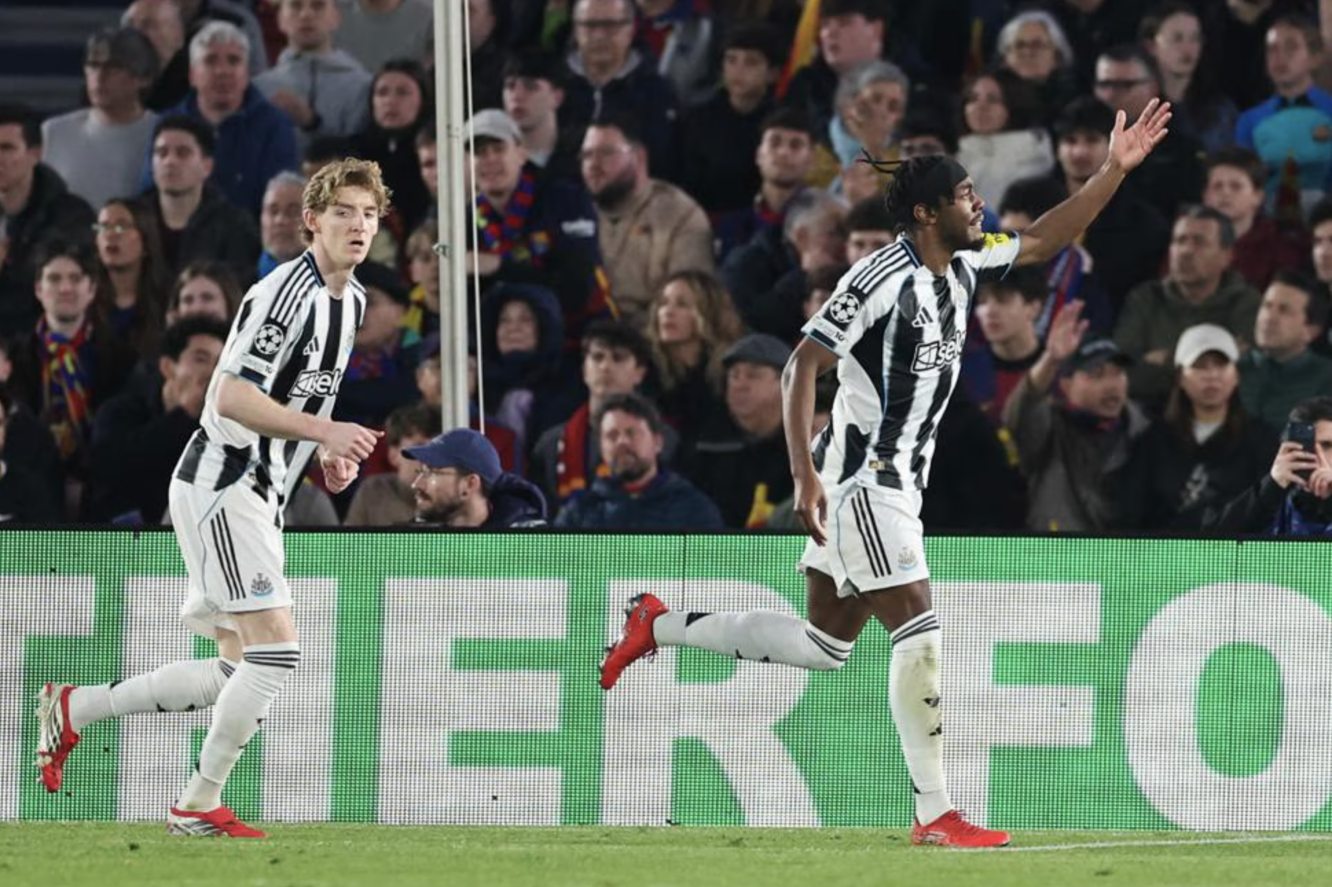 Barcelona thắng "hủy diệt" Newcastle, thẳng tiến tứ kết Champions League - Ảnh 4.