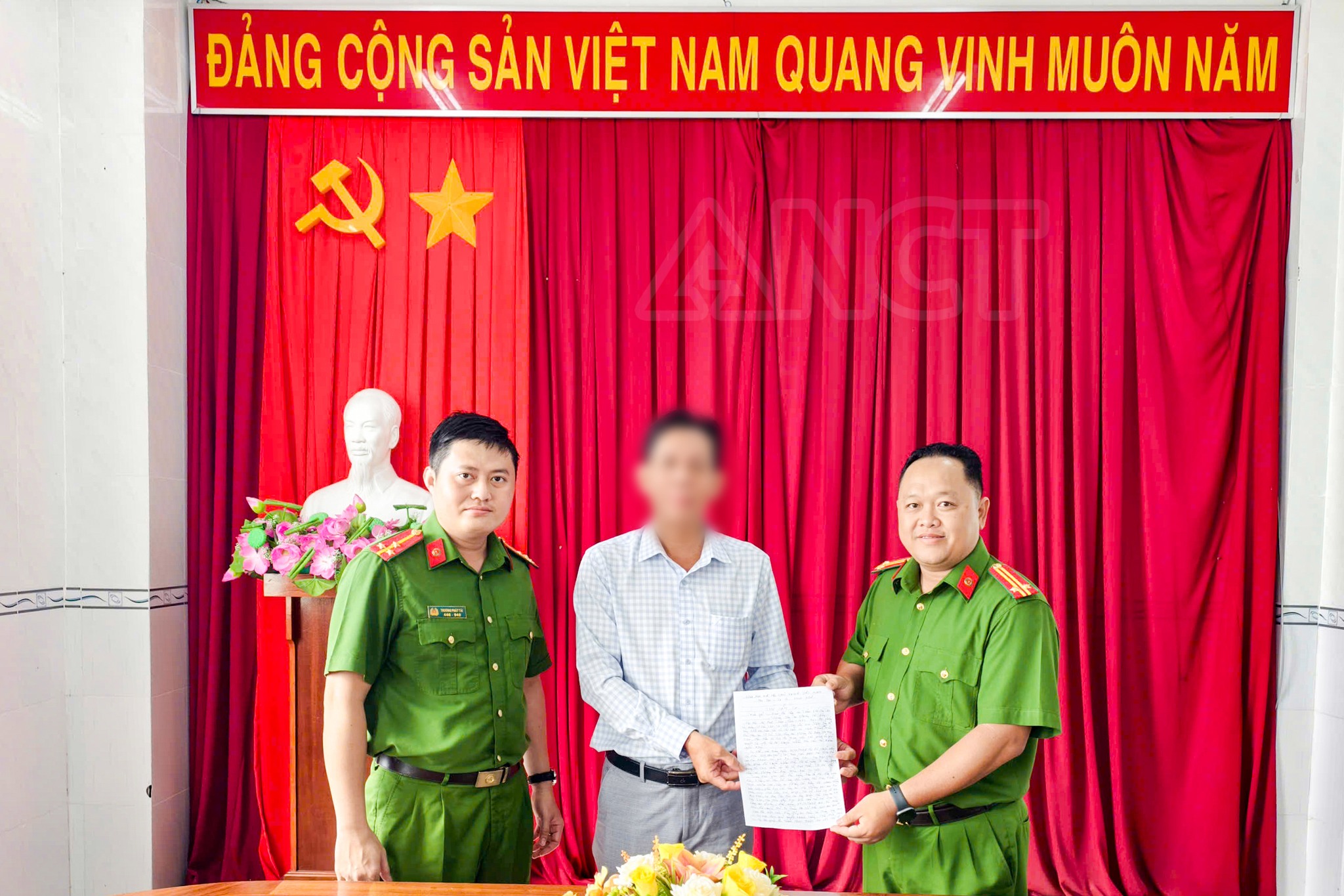 Công an Cần Thơ hỗ trợ người dân nhận lại gần 1 tỉ đồng chuyển nhầm - Ảnh 1.