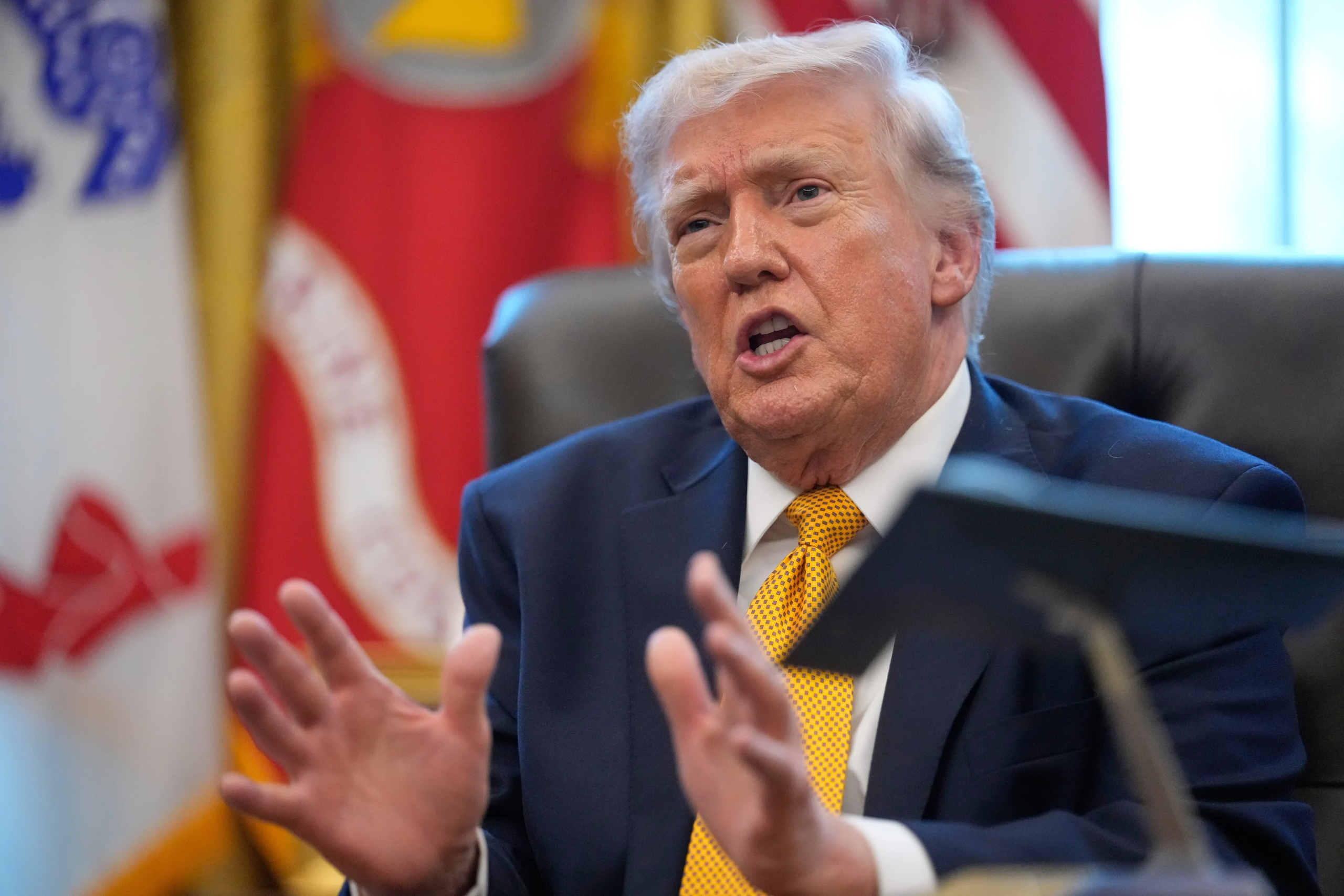 Đồng minh ông Trump lo ngại Iran "sắp lấn lướt" Mỹ - Ảnh 1.