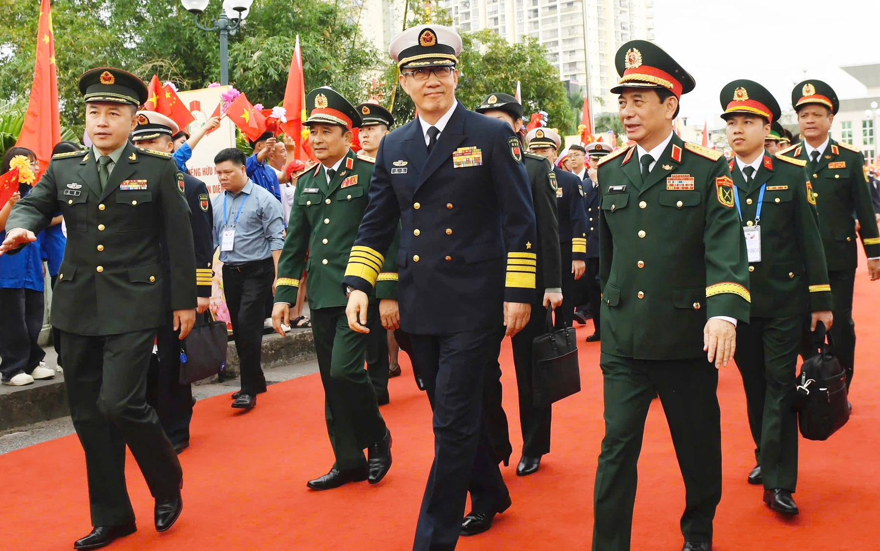 Bộ trưởng Phan Văn Giang đ&oacute;n Bộ trưởng Quốc ph&ograve;ng Trung Quốc Đổng Qu&acirc;n tại M&oacute;ng C&aacute;i - Ảnh 2.