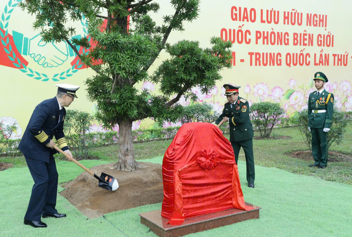 Bộ trưởng Phan Văn Giang đ&oacute;n Bộ trưởng Quốc ph&ograve;ng Trung Quốc Đổng Qu&acirc;n tại M&oacute;ng C&aacute;i - Ảnh 3.