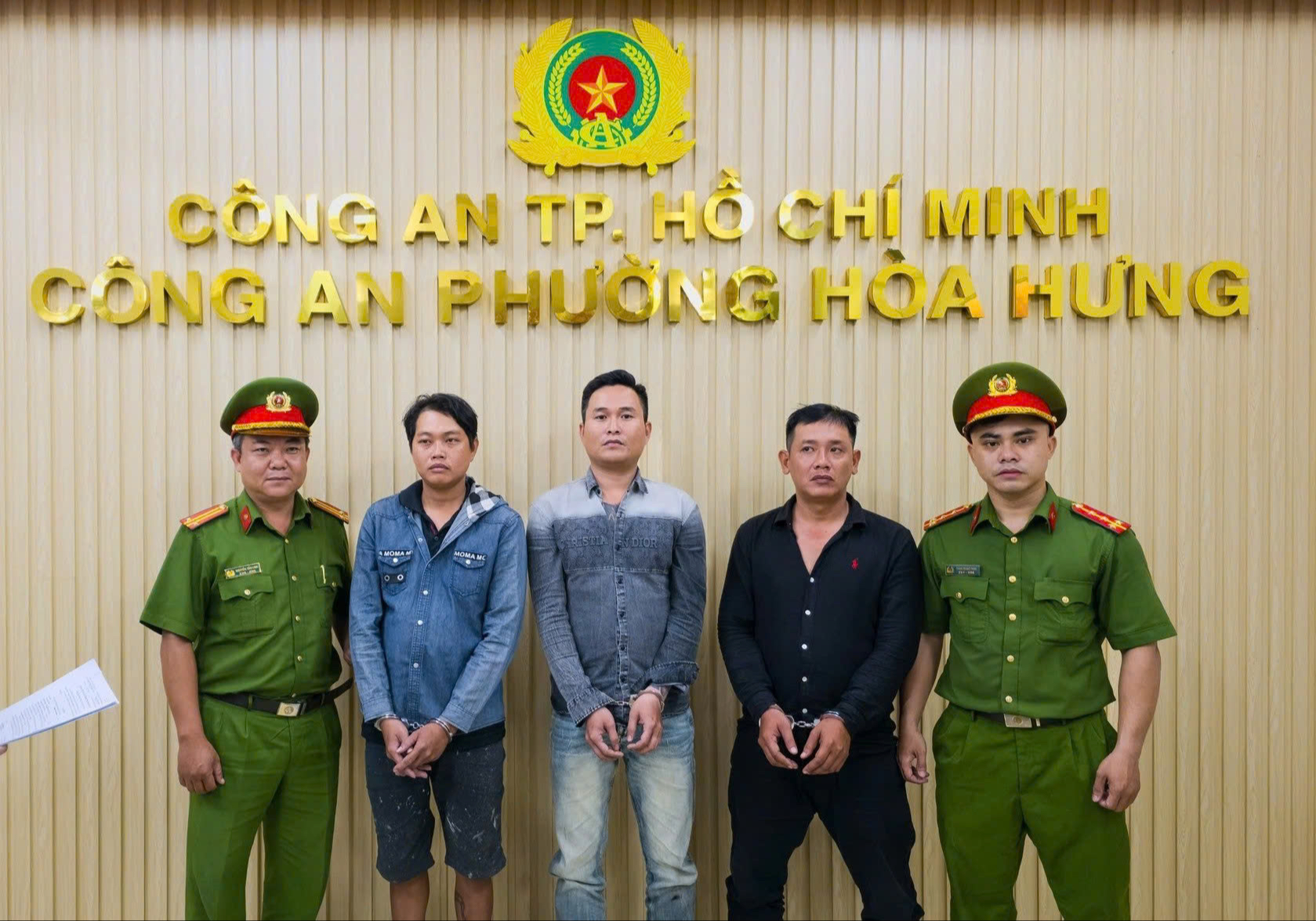 C&ocirc;ng an TPHCM bắt khẩn cấp 3 người g&acirc;y rối trật tự c&ocirc;ng cộng trong qu&aacute;n cơm - Ảnh 1.