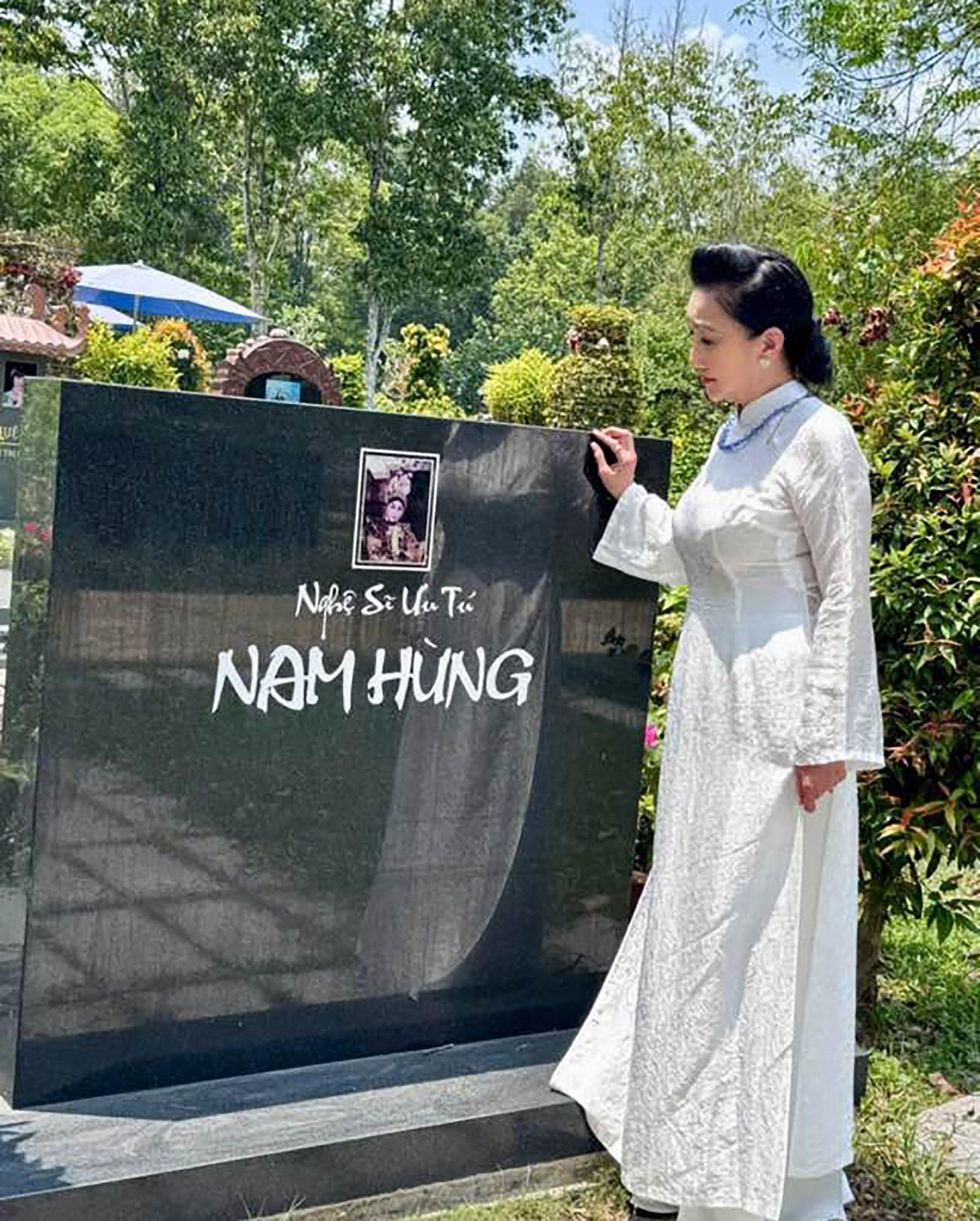 NSƯT Thanh Thanh T&acirc;m viếng mộ Vũ Linh, thắp hương tri &acirc;n c&aacute;c nghệ sĩ tiền bối - Ảnh 6.