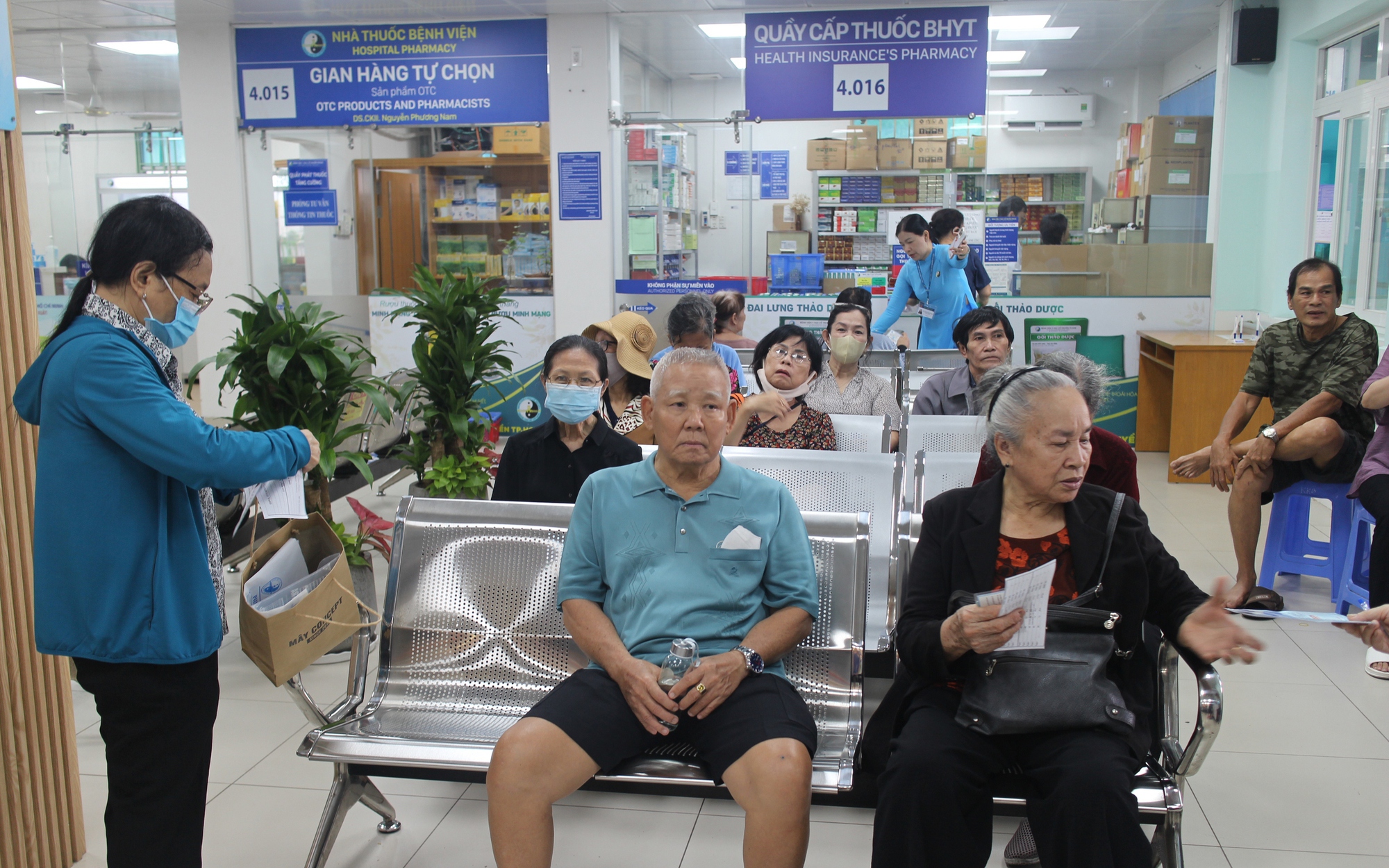 Lương cơ sở dự kiến tăng 8%, BHYT thay đổi ra sao?